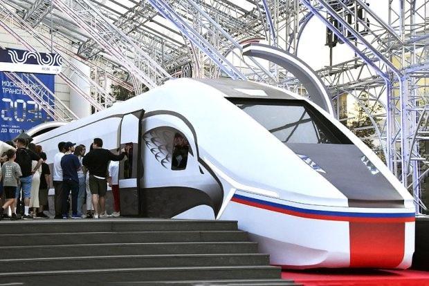 Будут построены скоростные железнодорожные магистрали  В середине года начнется строительство первой в России высокоскоростной железнодорожной магистрали  ВСМ  Москва - Санкт-Петербург. Этот проект открывает широкие возможности для транспорта и других отраслей экономики. Промышленность осваивает прорывные технологии, в регионах появятся новые производства, а люди смогут ездить на работу за сотни километров от своего дома.  Участок Москва - Санкт-Петербург - первый на разветвленной сети высокоскоростного движения. Создание высокоскоростных магистралей дает целый ряд преимуществ. Во-первых, это повышение удобства и доступности перевозок, обеспечение их безопасности и надежности. Во-вторых, учитывая зарубежный опыт, при запуске высокоскоростного движения происходит перераспределение пассажиропотоков, повышается связанность территорий и мобильность населения, третьих, перераспределение пассажирского потока разгрузит трафик на существующих железнодорожных линиях. В-четвертых, создание высокотехнологичного транспорта стимулирует экономический рост страны.