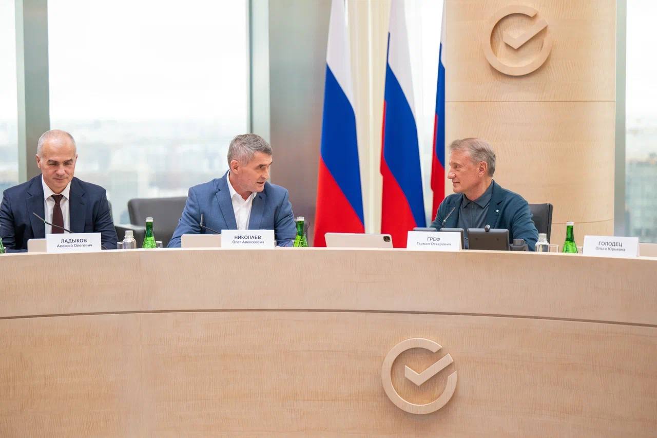 Концепцию межвузовского кампуса и проект реконструкции парка Победа в Чебоксарах обсудили на встрече Главы Чувашии с руководителем Сбербанка У нас есть успешный опыт совместной работы с Германом Оскаровичем Грефом по формированию архитектурного облика столицы Чувашии К 550 летию Чебоксар в рамках обновления Красной площади была создана детская площадка И спустя шесть лет она остаётся местом притяжения у горожан и детей Рассмотрели архитектурные решения будущих проектов предложения которые поступили интересны Проработаем прозвучавшие идеи с проектными институтами Как отметил Олег Алексеевич встреча открывает новый мощный этап в укреплении деловых связей и дальнейшем развитии Чувашии вместе со Сбером