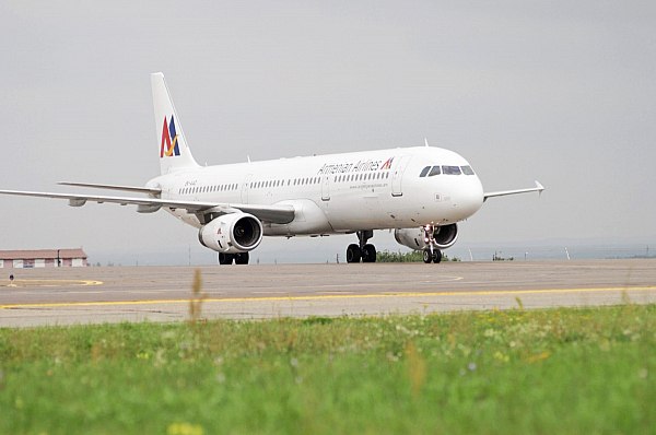 Armenian Airlines прерывает полеты из-за обновления парка самолетов  Армянская авиакомпания Armenian Airlines c 7 апреля приостановит полеты по всем направлениям. Это обусловлено "обновлением парка самолетов и приобретением новых лайнеров". Об этом сообщает "Интерфакс" со ссылкой на данные компании.  Armenian Airlines вернет пассажирам стоимость билетов, приобретенных на даты с 6 апреля и далее.  С 14 октября по 9 декабря прошлого года Armenian Airlines останавливала полеты в связи с техническим обслуживанием самолетов. Затем полеты были возобновлены по всем направлениям маршрутной сети перевозчика. Рейсы выполнялись в Москву, Минеральные Воды, Сочи, Уфу, Казань, Волгоград, Дели, Батуми, Тбилиси.  aviaru.net/n281628