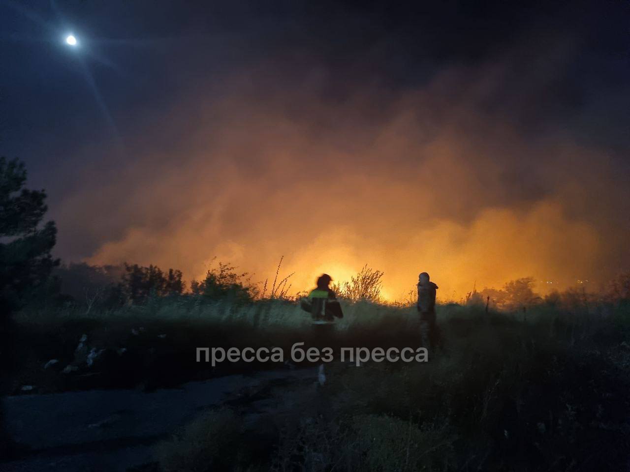 100 человек тушат пожар в районе стадиона Спартак 14 единиц техники в том числе водовозки работают на месте