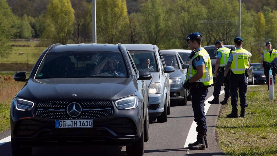 Нидерланды присоединяются к Германии в введении дополнительных пограничных проверок    Нидерланды объявили о введении дополнительных проверок на своих сухопутных границах для борьбы с нелегальной миграцией, следуя примеру Германии, которая ввела аналогичные меры в сентябре. Это решение было принято на фоне растущих антииммиграционных настроений по всей Европе.  Министр миграции Нидерландов Марьолейн Фабер заявила, что дополнительные проверки начнутся с 9 декабря и будут направлены на борьбу с нелегальной миграцией и контрабандой мигрантов. Эти меры соответствуют законодательству ЕС, которое требует уведомления Брюсселя за четыре недели до введения ограничений на свободу передвижения.