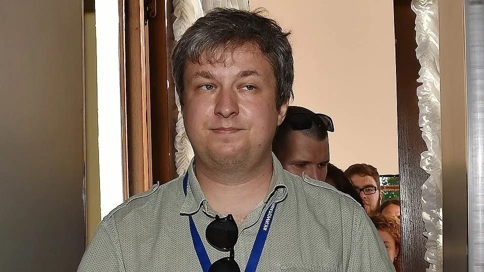 Кинокритика Антона Долина заочно приговорили к одному году колонии общего режима по статье об уклонении от исполнения обязанностей иностранного агента ч 2 ст 330 1 УК В реестр иноагентов Долина внесли в октябре 2022 года Сам кинокритик проживает за пределами России Возбуждать уголовные дела за нарушение законодательства об иностранных агентах в России начали с 2023 года Первым фигурантом такого дела стал координатор движения Голос из Твери Артём Важенков Фото Ирина Бужор Коммерсант Подписаться Связаться Поддержать Patreon Буст