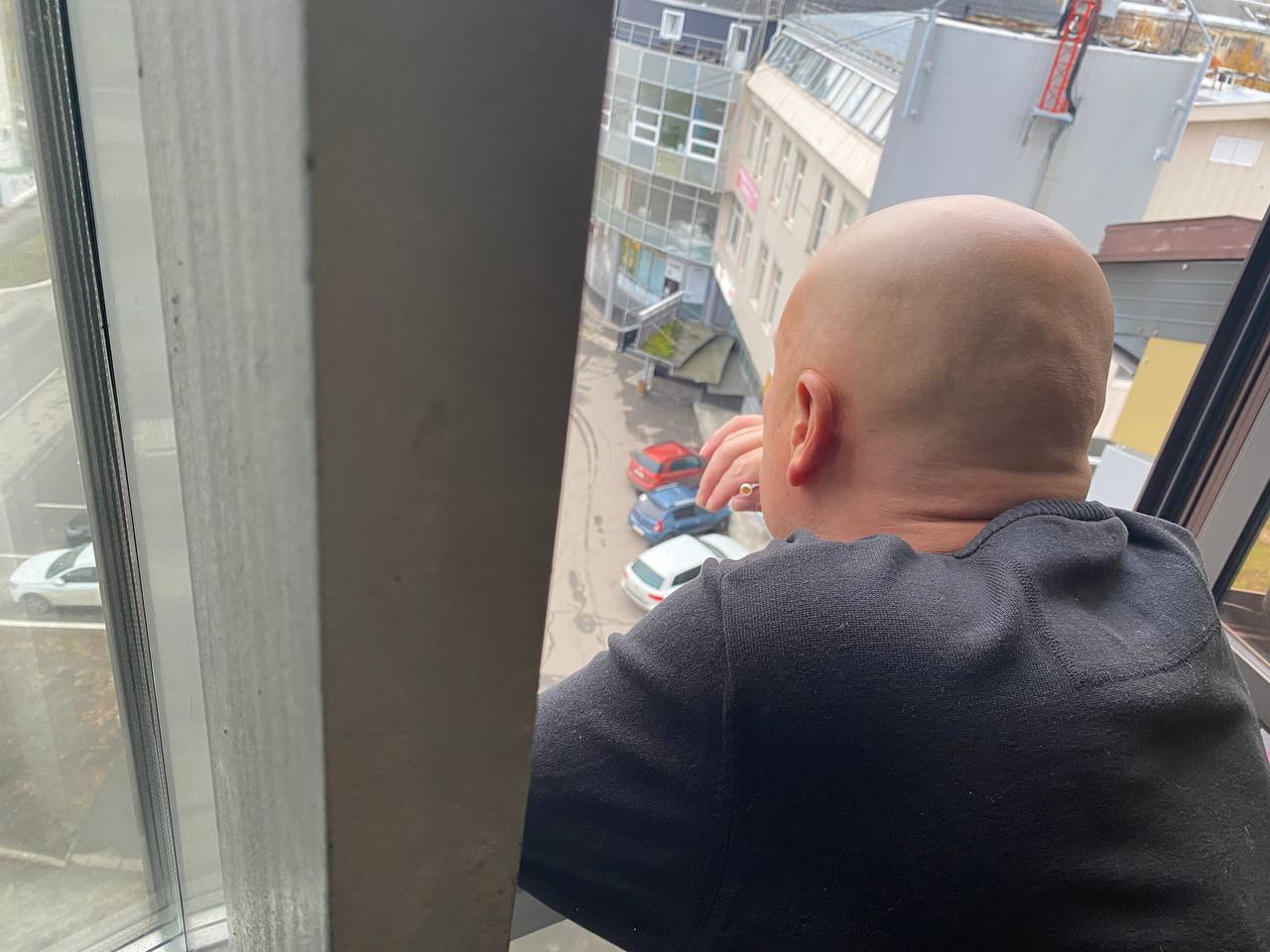 Больше половины опрошенных архангелогородцев высказались за четырёхдневную рабочую неделю По данным SuperJob идею введения 4 дневной рабочей недели поддерживает 53 экономически активных жителей Архангельска против выступают 22 Женщины проявляют бо́льшую поддержку идеи за 56 горожанок и 50 мужчин Среди молодежи до 35 лет 62 поддерживают идею У опрошенных от 35 до 45 лет энтузиазма меньше за высказались 54 Среди респондентов 45 уровень поддержки минимален 42 Интерес к сокращенной рабочей неделе уменьшается с ростом уровня дохода 58 среди опрошенных с зарплатой до 80 тысяч рублей в месяц и 48 среди зарабатывающих более 150 тысяч Бизнес переходить на 4 дневку не готов Большинство компаний отказывается обсуждать возможность перехода на 4 дневную рабочую неделю 88 Лишь незначительное число работодателей рассматривало этот вопрос 2 считают сокращенную рабочую неделю допустимой 7 недопустимый