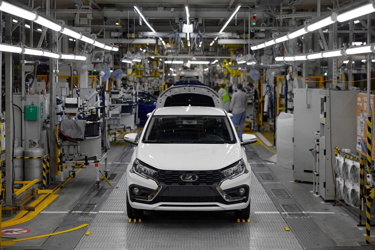 На Автозаводе Санкт Петербург начали сборку Lada Iskra из привозных тольяттинских машинокомплектов Автомобили петербургской сборки уже отгружаются в сбытовую сеть Производство ведется по крупноузловой отверточной технологии Предполагается что таким образом удастся сохранить персонал завода до тех пор пока на нем не запустят более крупный проект