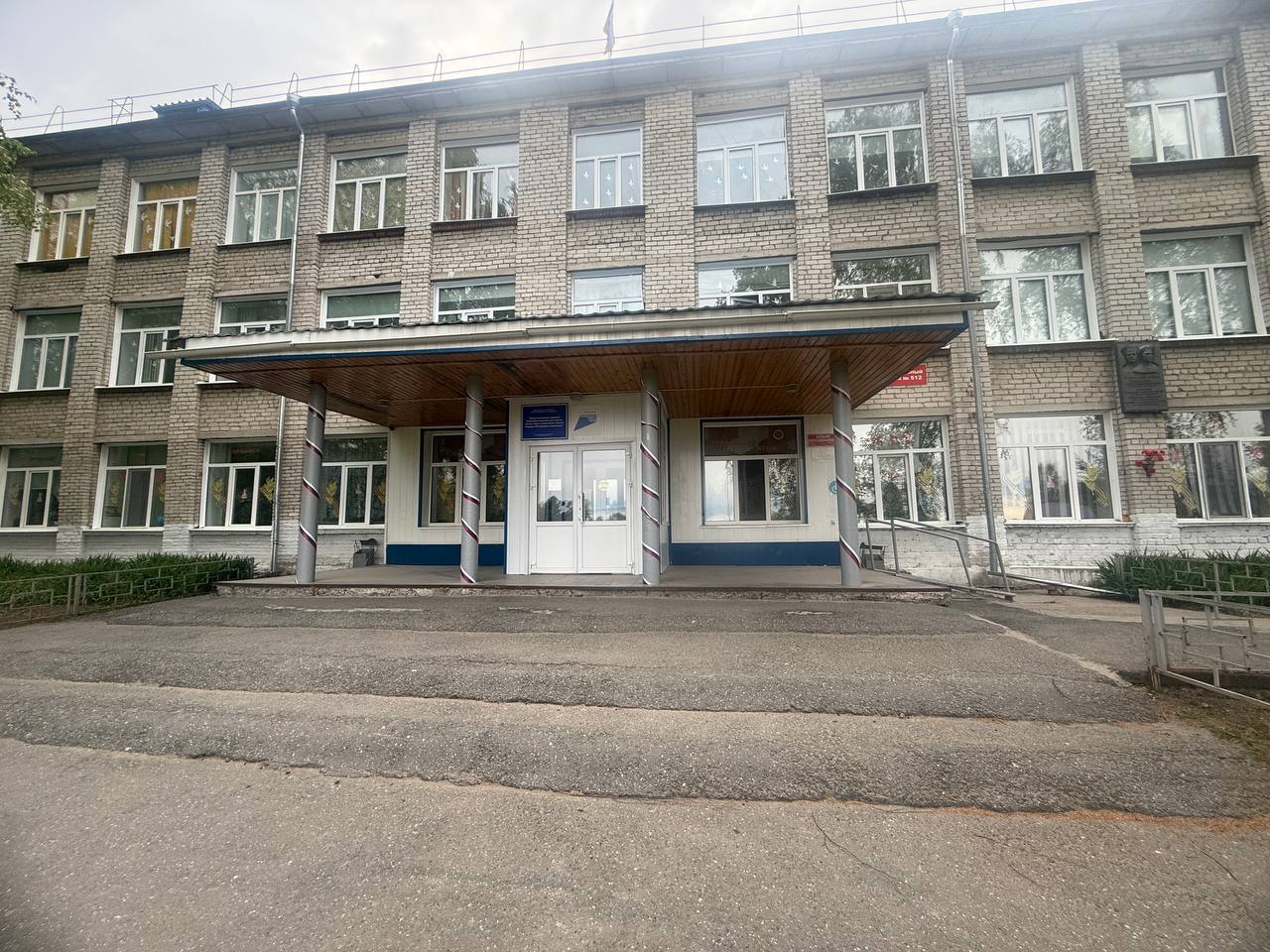 Директор и бухгалтер кривошеинской школы пойдут под суд за присвоение 4 млн рублей  Прокуратура Кривошеинского района Томской области утвердила обвинительное заключение по уголовному делу в отношении директора и главного бухгалтера МБОУ «Кривошеинская средняя общеобразовательная школа им. Героя Советского Союза Ф.М. Зинченко». Женщины обвиняются по ч. 4 ст. 160 УК РФ  присвоение, совершенное группой лиц по предварительному сговору, с использованием служебного положения, в особо крупном размере , сообщает пресс-служба Прокуратуры Томской области.  По данным следствия, с января 2020 года по декабрь 2023 года обвиняемые, используя свое служебное положение, принимали решения о премировании сотрудников школы. Денежные средства они присваивали. Женщины также оформляли фиктивный отзыв работников из отпуска и начисляли им за это заработную плату и премии, которые также оставляли себе.  Размер незаконно полученных денежных средств превысил 4 млн рублей. Прокуратура составила иск о взыскании с обвиняемых суммы причиненного ущерба.  Фото: пресс-служба прокуратуры Томской области