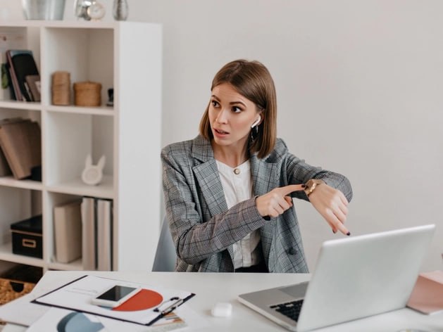 Большинство нижегородских компаний выступают против сокращения рабочей недели В Нижнем Новгороде 81 компаний отказываются обсуждать возможность перехода на 4 дневную рабочую неделю Об этом говорят результаты исследования проведенного сервисом SuperJob Рассматривало данный вопрос лишь небольшое число нижегородских работодателей 3 считают сокращенную рабочую неделю допустимой 7 недопустимой Что касается сотрудников то идею введения 4 дневки недели поддерживают 49 экономически активных нижегородцев Еще 21 против Деловой квартал НН