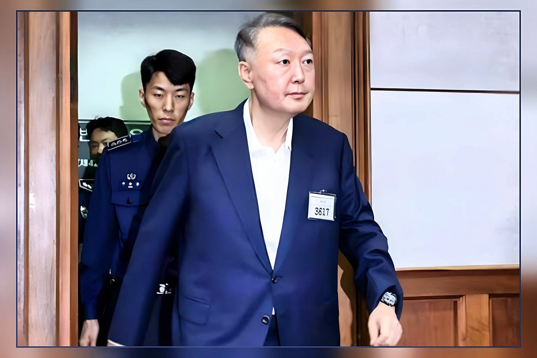 Юн Сок Ёлю запросили 10 лет тюрьмы спецпрокурор назвал саботаж ареста тяжким преступлением 26 12 2025 Сеул 1 1432 8 В Сеуле спецпрокурорская группа по делу о мятеже 내란특검 впервые запросила наказание для бывшего президента Юн Сок Ёля по одному из процессов связанных с чрезвычайным положением 12 декабря 2025 года На заседании в Центральном окружном суде Сеула сторона обвинения потребовала суммарно 10 лет лишения свободы По данным обвинения 5 лет запрошены по эпизоду воспрепятствования исполнению служебных обязанностей при попытке задержания ещё 3 года за вмешательство в конституционные полномочия членов кабмина право обсуждения и утверждения режима военного положения распространение ложной информации для иностранных СМИ и эпизод с уничтожением доказательств включая материалы связанные с защищённой связью Отдельно 2 года запросили за подготовку задним числом документа о введении военного положения и последующее уничтожение этого документа Представитель спецпрокурора заявил что речь идёт о серьёзном преступлении где государственные институты по версии обвинения фактически использовались для сокрытия и оправдания действий Также подчёркивалось что запрашиваемый срок по эпизоду препятствования задержанию превышает стандартный усиленный диапазон в руководствах по назначению наказания прокуратура настаивает что случай беспрецедентный из за предполагаемой организованности противодействия исполнению ордера Сам Юн Сок Ёль присутствовал в суде в тёмно синем костюме и слушал позицию обвинения с суровым выражением лица После оглашения запросов защита подняла процедурные возражения а суд продолжил исследование доказательств Ключевая дата уже обозначена суд ранее предупреждал что при сохранении графика приговор может быть оглашён 16 января 2026 года из за требования уложиться в сроки по закону о спецпрокуроре Если это произойдёт это станет первым приговором по четырём процессам о военном положении и первым судебным решением среди семи процессов в которых фигурирует бывший президент На фоне основного дела по обвинению в организации мятежа и руководстве им 내란 우두머리 этот приговор фактически станет ориентиром того в какую сторону суды будут двигаться дальше Вся Корея Запасной канал Корейский полуостров Больше о Корее Корея ВсяКорея Новости ЮнСокЁль суд спецпрокурор военноеПоложение политика Сеул приговор правосудие