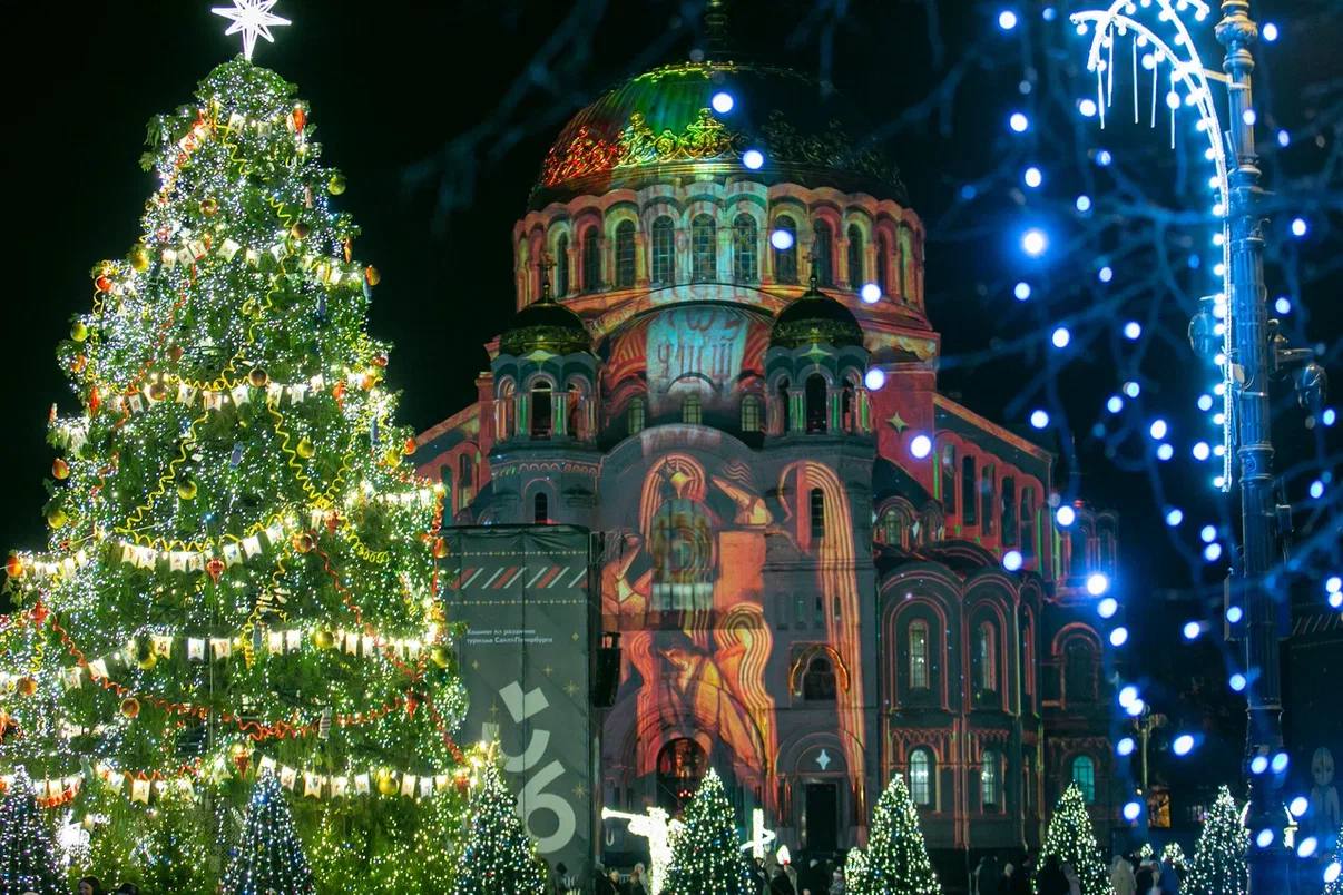 информируем Санкт Петербург представляет главную новогоднюю ель на всероссийском конкурсе Ёлки России Величественная ель установленная на исторической Якорной площади в Кронштадте стала сердцем праздничных торжеств Проект больше чем украшение Это масштабная работа по созданию общественного пространства которое связывает воедино прошлое настоящее и будущее города Он основан на принципе преемственности поколений и призван пробудить теплую память о традициях одновременно создавая современную праздничную атмосферу В противовес цифровой эпохе Комитетом по благоустройству Санкт Петербурга была сознательно выбрана душевная стилистика 50 60 х годов XX века как дань уважения поколениям чьё детство было озарено именно таким новогодним чудом Пятнадцатиметровую живую ель доставленную из экологически чистых угодий Копорского лесничества украсили классическими игрушками стилизованными под винтажные образцы с акцентом на ручную роспись и увенчали каноничной для той эпохи серебристой звездой Вся стилистика была согласована с городскими архитекторами и историками Давайте вместе сделаем петербургскую ель главной новогодней красавицей страны keio spb