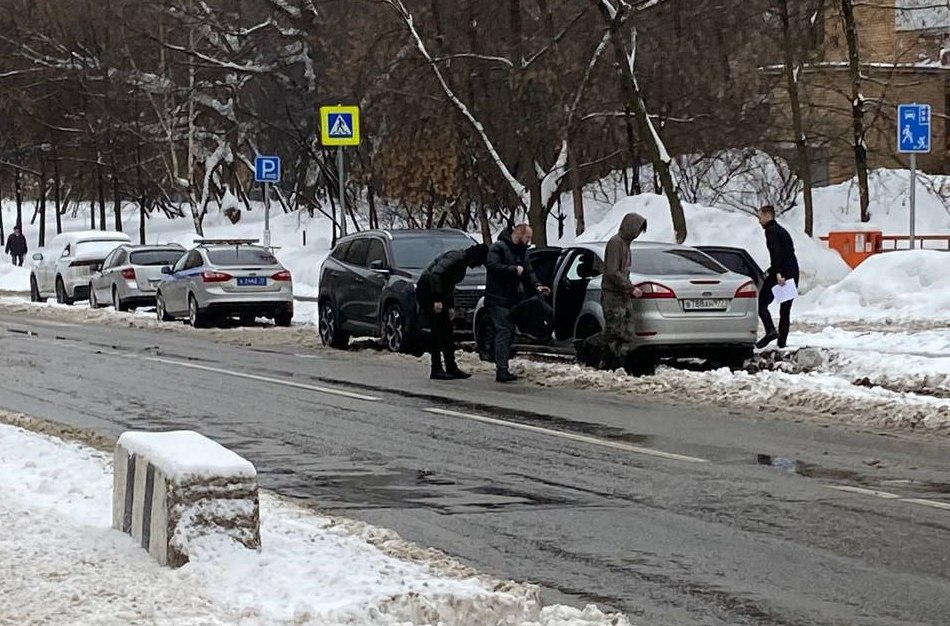 В Москве к задержанным нацболам не пустили адвоката Активистов увезли из ОВД в неизвестном направлении Сотрудники полиции в штатском увезли из Таганского ОВД в неизвестном направлении трех активистов Другой России Э В Лимонова Нацболов Михаила Чуянова Григория Шакирова и Кирилла Кривяка задержали накануне на рабочем месте после акции у здания РКН Адвокат Даниил Берман рассказал что утром приехал к ОВД по Таганскому району но его не пустили к задержанным В полиции защитнику сообщили что даже не начали оформлять материал об административном правонарушении Сторонники лимоновцев предполагают что задержание активистов может быть связано с акцией у здания Роскомнадзора в Москве Накануне днем нацболы из Другой России заблокировали дверь офиса РКН велосипедным замком и повесили плакат с надписью Интернет без надзора Россия без Роскомпозора Фото Национальная правозащита