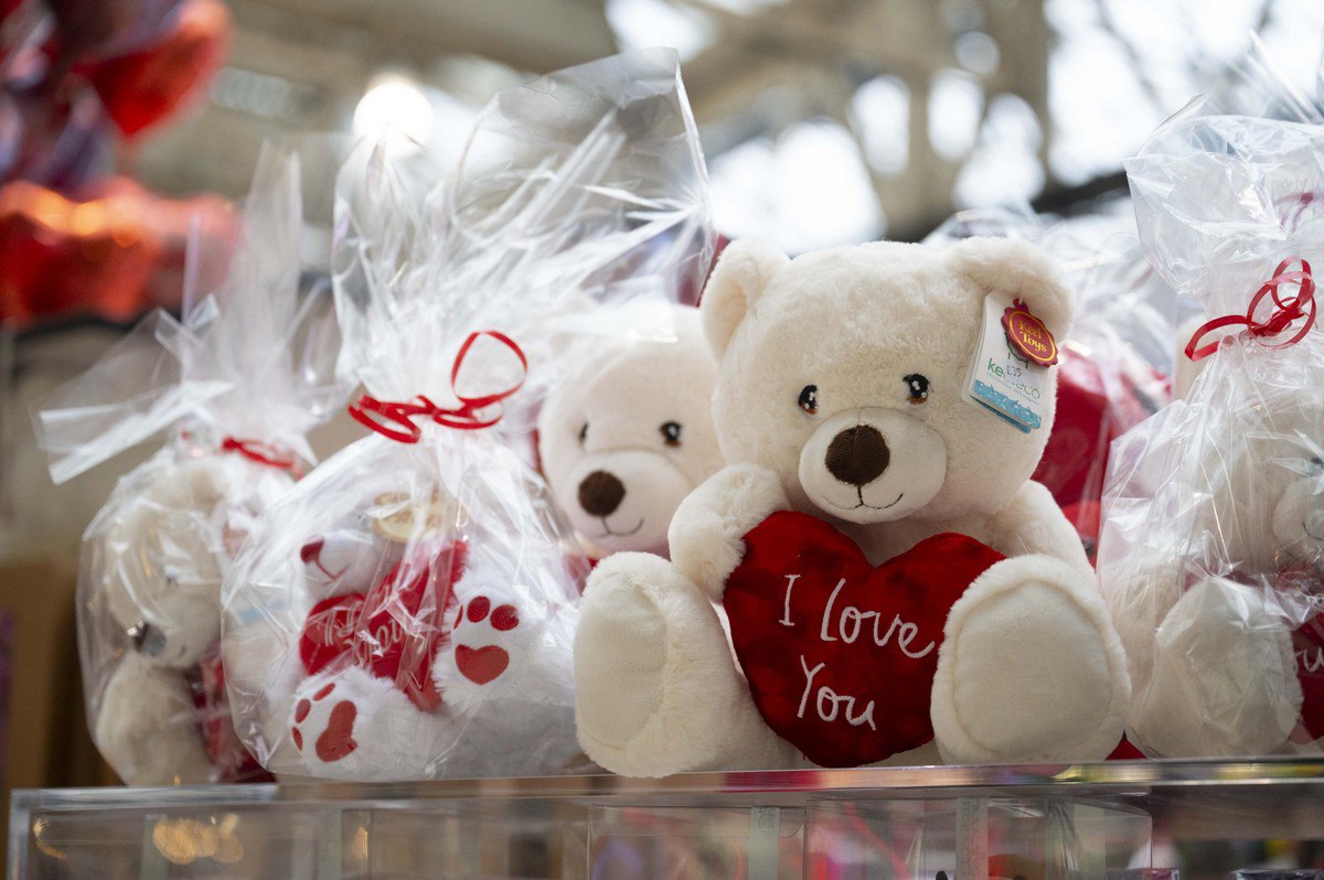 В Госдуме хотят переименовать День святого Валентина 14 февраля предлагают отмечать без Валентина как День любви или даже День плюшевой игрушки Идея в том чтобы сместить акцент с западной истории на ценности семьи детей и доброты но при этом оставить повод признаться в чувствах или сделать предложение Также напомнили про 8 июля День любви семьи и верности Свой праздник по мнению депутатов у нас уже есть