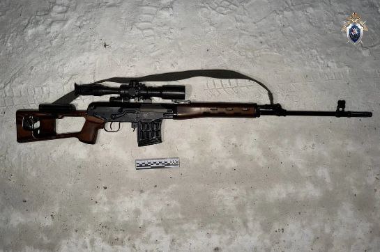 В Благовещенске мужчине стрелявшему из карабина предъявлено обвинение По версии следствия 7 декабря в вечернее время 38 летний подследственный находился в состоянии алкогольного опьянения в районе пересечения улиц Шимановского и Краснофлотской Амурчанин произвел не менее пяти выстрелов из самозарядного карабина в воздух Тем самым он совершил хулиганские действия в общественном месте сообщает СУ СК РФ по Амурской области Мужчину задержала полиция Было возбуждено уголовное дело по части 2 статьи 213 УК РФ хулиганство что есть грубое нарушение общественного порядка выражающее явное неуважение к обществу совершенное с применением оружия В ходе расследования у подследственного дома были изъяты пять единиц огнестрельного оружия По ходатайству следователя судом в отношении обвиняемого избрана мера пресечения в виде заключения под стражу