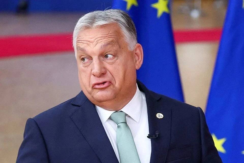 Премьер Венгрии Виктор Орбан заявил, что соглашение между ЕС и США стало поражением Европы.                    По его словам, Брюссель повёл себя на переговорах как «замороженный кролик» и проиграл тарифную битву. Орбан с горечью подметил: «Мы такие, какие есть. Слабые, смешные, болтливые… но у нас нет силы, когда дело доходит до переговоров. Мы не проявляем таланта и способностей — так что это худшее сочетание». Он также раскритиковал Еврокомиссию за тайное соглашение о поставках оружия Киеву, подчеркнув, что «это выходит за рамки полномочий председателя ЕК».