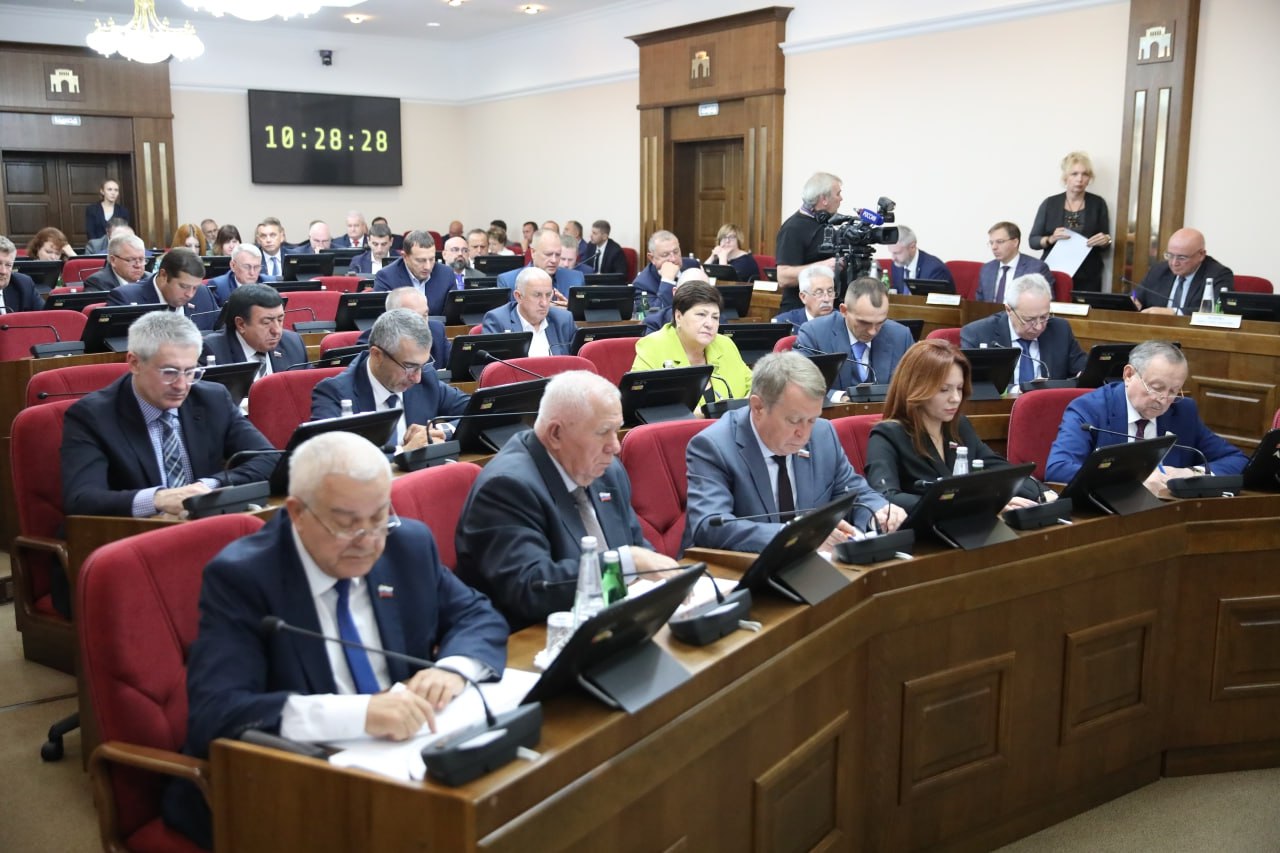 Прокуратура Ставрополья предложила выплачивать многодетным деньги вместо предоставления участков Надзорное ведомство внесло в Думу региона законопроект, в котором предлагает выплачивать многодетным семьям сумму в размере маткапитал взамен участка. Дело в том, что участки для строительства домов таким семьям по закону должны предоставлять бесплатно, однако здесь есть важное условие. К этой земле должны быть подведены коммуникации. Таких обустроенных участков, которыми владеют муниципалитеты, в крае практически нет и предоставлять нечего. По данным на 1 января 2025 года на Ставрополье в очереди стояли 5 095 семей. В прокуратуре региона отмечают, что аналогичные меры социальной поддержки деньги вместо участков уже действуют в других субъектах России. «Принятие проекта закона окажет положительное влияние на сокращение очереди среди льготных категорий граждан, а также будет способствовать развитию индивидуального жилищного строительства в Ставропольском крае», - говорится в пояснительной записке к законопроекту. «ВКонтакте» и в «Одноклассниках», чтобы быть в курсе самых интересных новостей Кавказа. -канал АиФ – Северный Кавказ