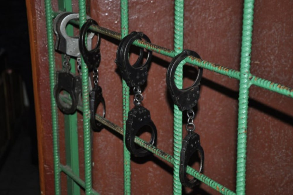 В Смоленске перед судом предстанет группа вымогателей Полиция завершила расследование уголовного дела о вымогательстве Как сообщает пресс служба регионального управления МВД жертвой стал 18 летний житель Смоленска а в совершении преступления обвиняются четыре горожанина в возрасте от 20 лет до 31 года По версии следствия в марте 2025 года один из обвиняемых стал вымогать у потерпевшего 28 000 рублей Требование объяснялось надуманным предлогом но сопровождалось вполне реальными угрозами В один из весенних вечеров жертва с приятелем отдыхали в кафе на улице Большой Советской где встретили вымогателя с тремя другими обвиняемыми и еще тремя неизвестными Агрессоры избили потерпевшего и его друга после чего должник перевел деньги Понимая что на этом нападки могут не прекратиться молодой человек обратился в полицию Как сообщили в ведомстве уголовное дело с утвержденным прокурором обвинительным заключением передано в суд для рассмотрения по существу Обвиняемым грозит до 7 лет лишения свободы