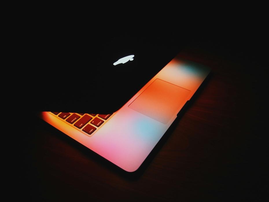 Apple готовит суперновый Macbook, который положит конец тотальной популярности Windows Новинка будет называться просто Macbook без особых приставок, станет стартовой моделью и заменит на этом месте базовый Macbook Air. Впервые информация о нем появилась в июне, а сейчас обрасла подробностями от Минг-Чи Куо. Новый Macbook будет очень компактным и получит дисплей диагональю 12,9 дюйма — напомним, что размер самого маленького Macbook Air сейчас составляет 13,6 дюйма. В отличие от всех текущих компьютеров Mac, новинка будет работать не на Apple Silicon, а на чипе Apple A18 Pro, который установлен в iPhone 16 Pro. В массовое производство ультрабук должен поступить в конце 2025 или начале 2026 года, а это значит что его могут показать уже в ближайшие полгода — например, к праздничному периоду. Ультрабук должен стоить от $599 менее 50 тыс. руб. по курсу . За такие деньги многие очевидно отдадут ему предпочтение перед Windows-машинами.