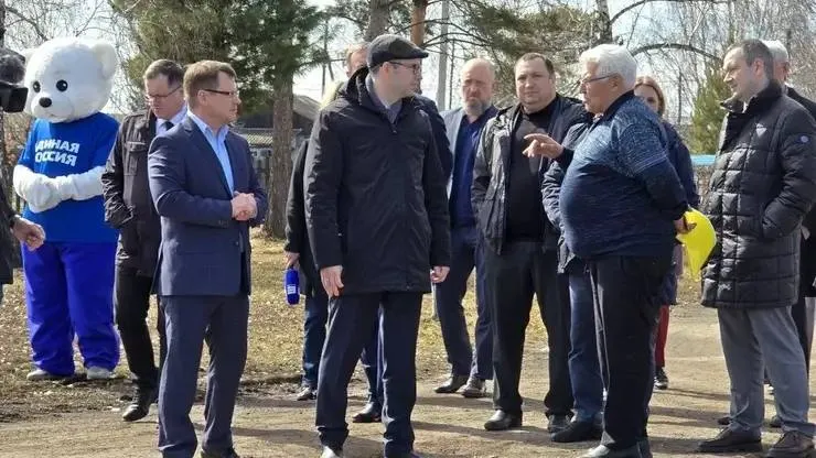 Единая Россия подвела итоги работы в отрасли сельского хозяйства В рамках подготовки к региональному форуму Есть результат в южных округах Красноярского края состоялась рабочая площадка Развитие села время перемен Председатель комитета по делам села и агропромышленной политике краевого парламента региональный координатор партийного проекта Российское село Владислав Зырянов представители сельхозпредприятий руководители образовательных учреждений депутаты от Единой России посетили различные сельскохозяйственные объекты южных округов Красноярского края образовательные учреждения которые готовят кадры для отрасли Так в Минусинске участники мероприятия посетили два объекта ОАО Молоко и Минусинский сельскохозяйственный колледж В Курагинском округе познакомились с работой опытного производственного хозяйства Курагинское В селе Березовское участники рабочей площадки посетили производственное предприятие Березовское где встретились со студентами на молочном комплексе с учащимися сельскохозяйственного колледжа ознакомились с ремонтными мастерскими Завершилась выездная часть площадки в средней школе 10 села Березовское Фото Единая Россия   Подписаться на sibnovosti ru предложить новость
