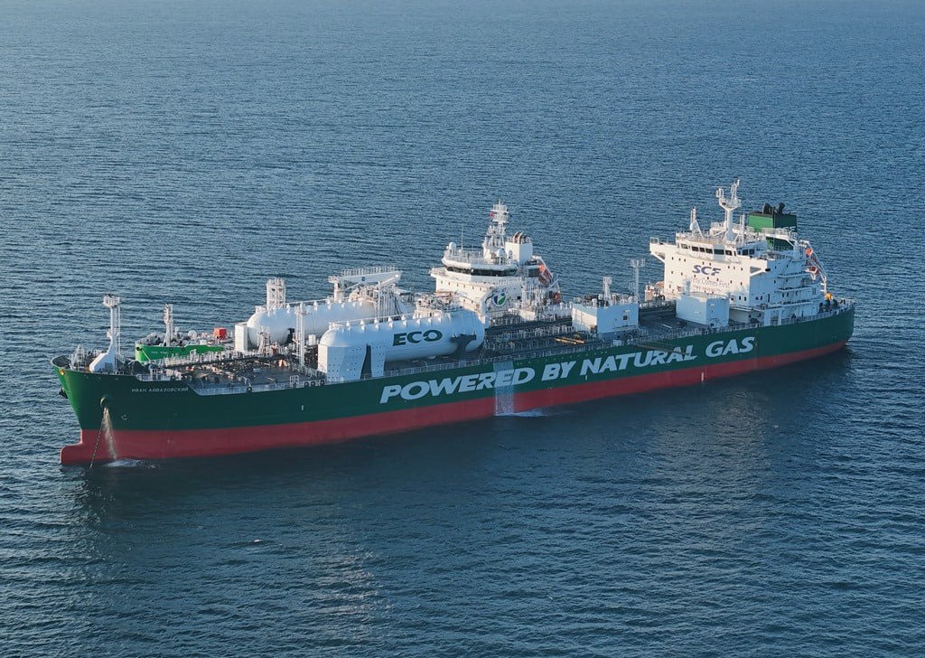 Совкомфлот получил новый танкер с российской верфи Речь идёт о крупнотоннажном судне с собственным именем Иван Айвазовский типоразмера MR Из интересного двухтопливная энергетическая установка которая предусматривает возможность использования СПГ в качестве топлива Коллеги напоминают что до этого Звезда которая спустила танкер на воду уже строила два Афрамакса работающих на СПГ Океанский проспект и Восточный проспект но в своём типоразмере Иван Айвазовский стал первым двухтопливным судном Дедвейт танкера 49 8 тыс тонн длина и ширина 183 и 32 2 метра Правда ледовый класс компания почему то указала не по российской классификации IB Если переводить на более привычные обозначения то речь идёт о классе Ice3 что позволяет судну самостоятельно плавать в мелкобитом разреженном льду неарктических морей и в сплошном льду за ледоколом при толщине льда до 0 7 метра   Нефтебаза