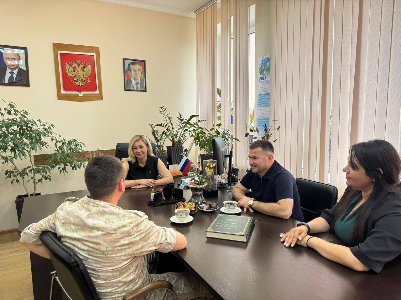 Глава Восточного района обсудила патриотическое воспитание с героем СВО В администрации Восточного внутригородского района состоялась встреча главы Натальи Михайловской с участником специальной военной операции, представителем «Боевой династии Кубани». Основные темы: Важность живого общения ветеранов с молодежью Семья как фундамент патриотического воспитания Планы по развитию новых образовательных проектов «Семья — основа общества. Именно здесь дети учатся любить Родину» — отметил военнослужащий. Продолжается прием заявок на участие в уникальной экспедиции «Боевые династии Кубани». Чтобы стать частью проекта необходимо заполнить анкету, приложить подтверждающие документы и направить на электронный адрес balion-bbk .ru.