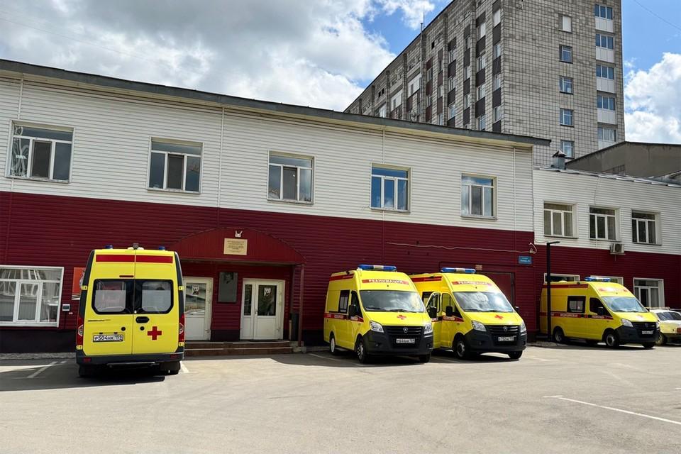 В Перми медсестра продавала данные об умерших В 2024 году сотрудница скорой помощи за деньги передавала ритуальному агентству сведения об умерших и их близких родственниках. Таким образом она заработала 96 тысяч рублей. Полученная информация позволяла агентству в числе первых приезжать по адресу, где умер человек, оказывать давление на его близких родственников, предлагая заключить с ним договор. Суд признал женщину виновной. Она должна возместить каждому из потерпевших, заявивших гражданский иск, моральный ущерб по 100 тысяч рублей. Подпишись на «КП-Пермь»