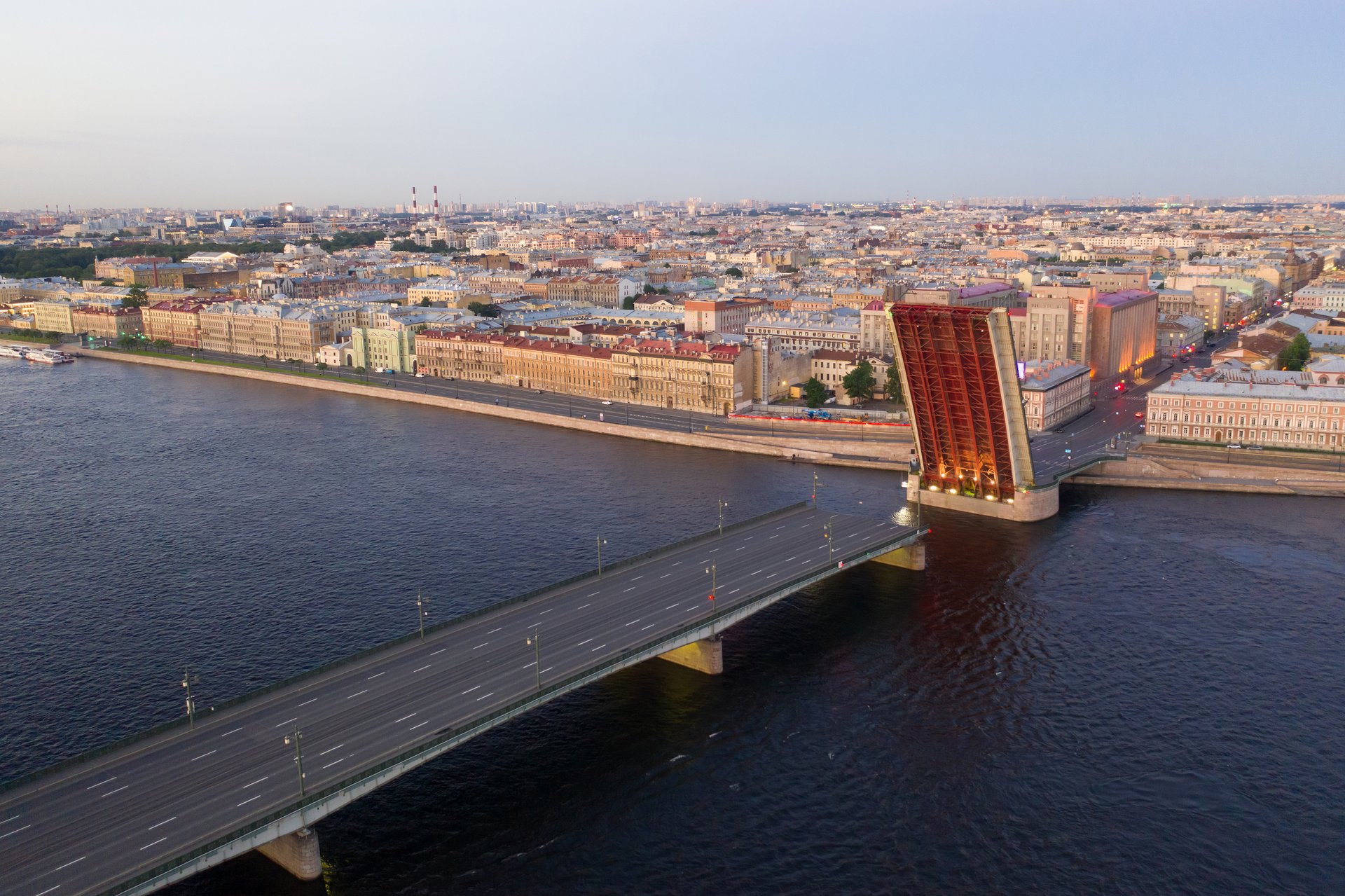 Еще два моста через Неву закроют на ремонт в 2026 году Это будут Литейный мост и мост Александра Невского Комитет по развитию транспортной инфраструктуры запросил выделить финансирование на следующий год для этих объектов Работы по каждому из мостов с заменой трамвайных путей обойдется в 800 млн по 500 млн в 2026 году по 300 млн в 2027 м Также ремонтировать будут участок Старо Невского проспекта до площади Александра Невского