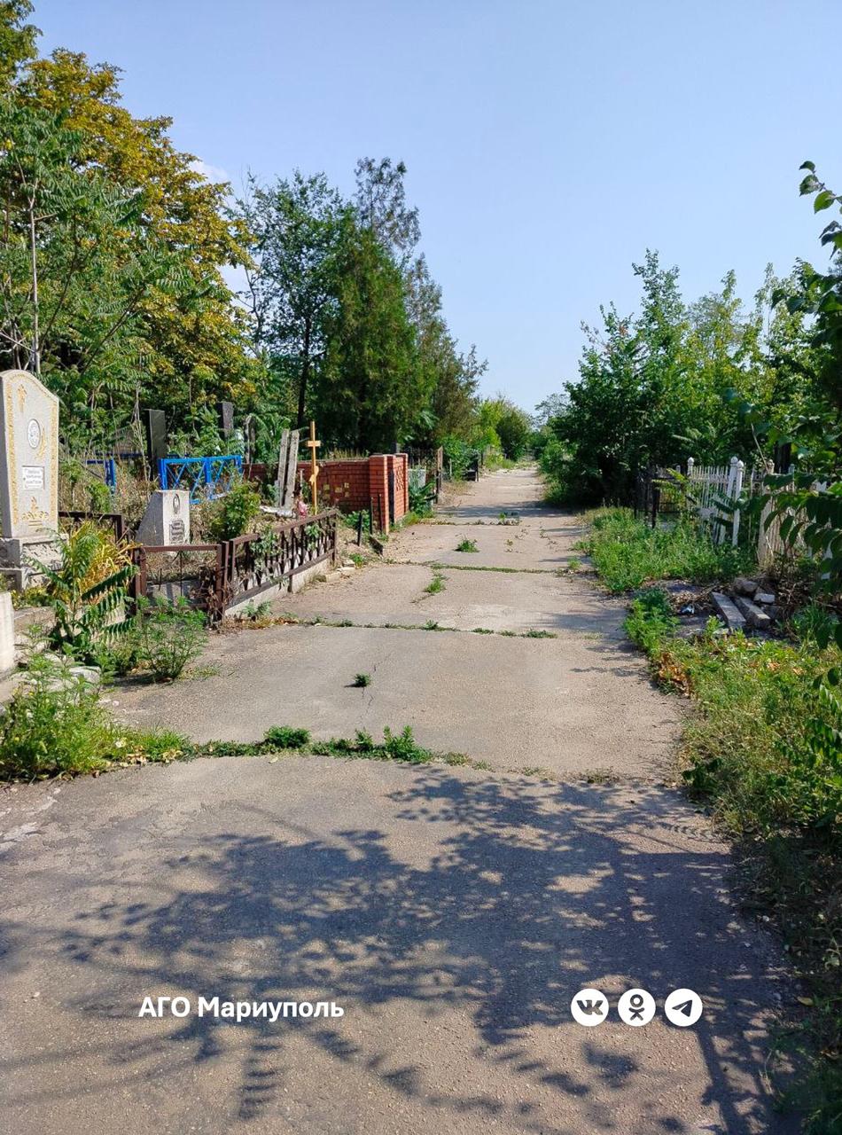 Коммунальщики продолжают благоустройство ритуальных мест Мариуполя  Сегодня специалисты СМБУ «Городская ритуальная служба» сосредоточили основные работы на Заозерном кладбище в Ильичевском районе.  Здесь сотрудники предприятия выполнили покос травы, обрезку аварийно-опасных деревьев и уборку территории.