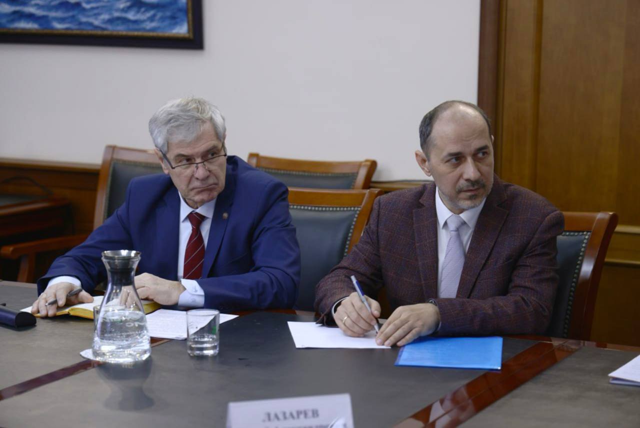 Готовимся к реализации флагманского научного проекта созданию Национального центра компетенций по геотермальной энергетике на базе КамГУ имени Витуса Беринга Камчатка обладает уникальными природными ресурсами и должна стать лидером в их использовании Делаем приоритетную ставку на развитие геотермальной энергетики нашего стратегического направления Согласовали ключевые этапы работы Откроем базовую кафедру для подготовки кадров и реализации образовательных программ В сотрудничестве с Новосибирским государственным техническим университетом уже осенью 2026 года запускаем сетевую образовательную программу бакалавриата и магистратуры Геотермальная энергетика Три научно исследовательские лаборатории заложат основу для будущих академических открытий студентов и опытных ученых Одна из них уже успешно работает для второй формируем команду а в следующем году откроем новую лабораторию автоматизации энерго и теплоснабжения использующую геотермальные источники Частью инфраструктуры национального центра компетенций станет опытный геотермальный полигон он будет создан в 2027 2028 годах и станет площадкой для проведения практических занятий студентов Наш проект поддержан Минобрнауки России и ведущими научными институтами страны компанией Зарубежнефть Благодарю коллег за деятельное участие Подписывайтесь на мой канал в MAX