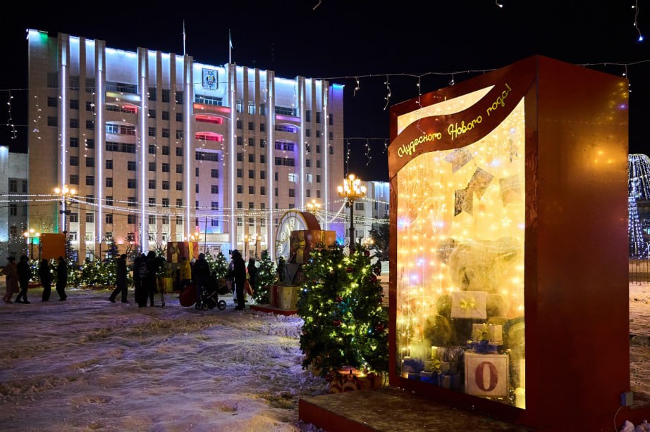 Конкурс на звание лучшей новогодней ёлки стартовал в Хабаровске За титул самой праздничной борются 17 хвойных красавиц представленных районами и городскими округами края сообщили в пресс службе городской администрации Проголосовать за понравившуюся ёлку можно онлайн до 28 декабря Каждый участник может отдать свой голос только за один вариант Подписывайтесь на телеканал Хабаровск в MAX