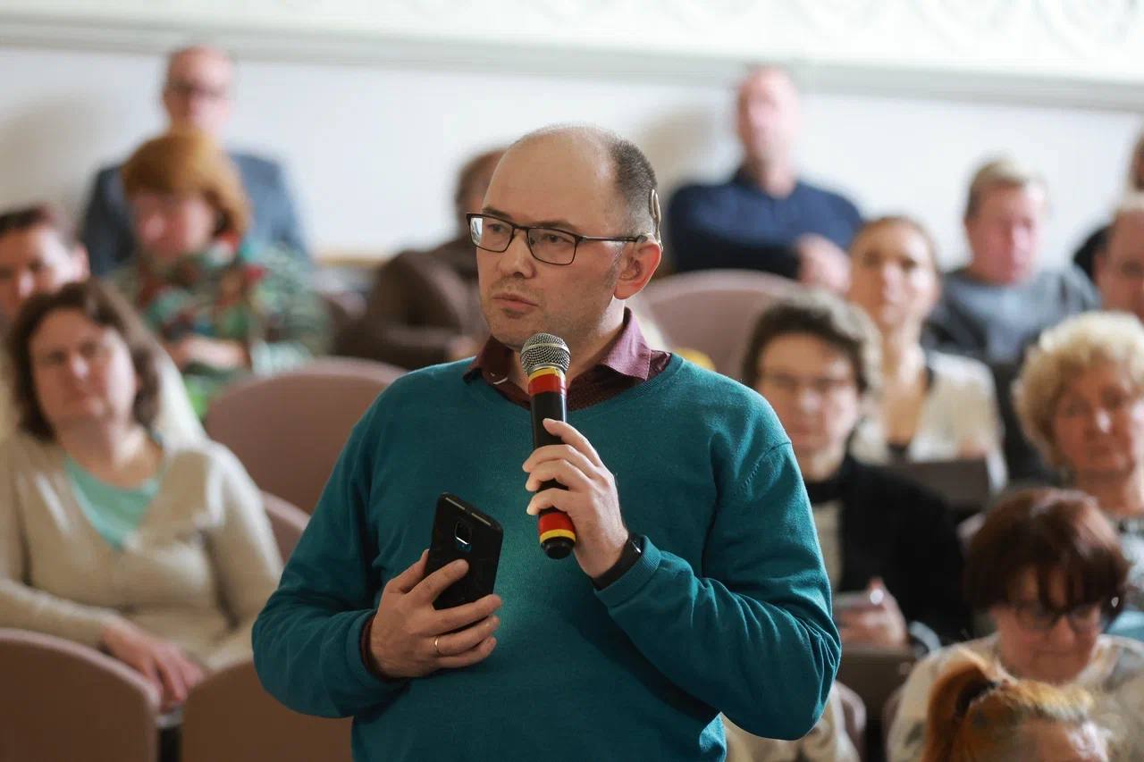 На встрече с жителями Октябрьского округа обсудили проблемы и планы. Как и на предыдущих встречах с горожанами рассказал о том, что совместно с правительством области нам удалось сделать для развития города.   В Октябрьском округе мы значительно продвинулись в плане ремонта дорог. В этом году идет обновление улиц Тимме, Шубина, Садовой и Гагарина на участке рядом с «Бумом».   За пять лет мы благоустроили 48 парков и скверов, многие из них - в Октябрьском округе. В этом году благоустраиваем набережную в районе ЛВЗ, в следующем – приступим к Ломоносовскому парку. Работы будем проводить поэтапно – сначала распланируем территорию, построим пешеходные дорожки и игровую площадку.  Министр здравоохранения региона Александр Герштанский рассказал о программе «Здоровое Поморье», инициированной губернатором Александром Цыбульским. По ней можно сдать дополнительные анализы, не входящие в обычную диспансеризацию. Без очередей и долгого ожидания. Рекомендую горожанам воспользоваться такой возможностью.   Ответил в ходе встречи и на вопросы жителей округа. Они традиционно по большей части касались аварийного жилья, уборки общественных территорий, уличного освещения, работы управляющих компаний. Все вопросы взял в работу.