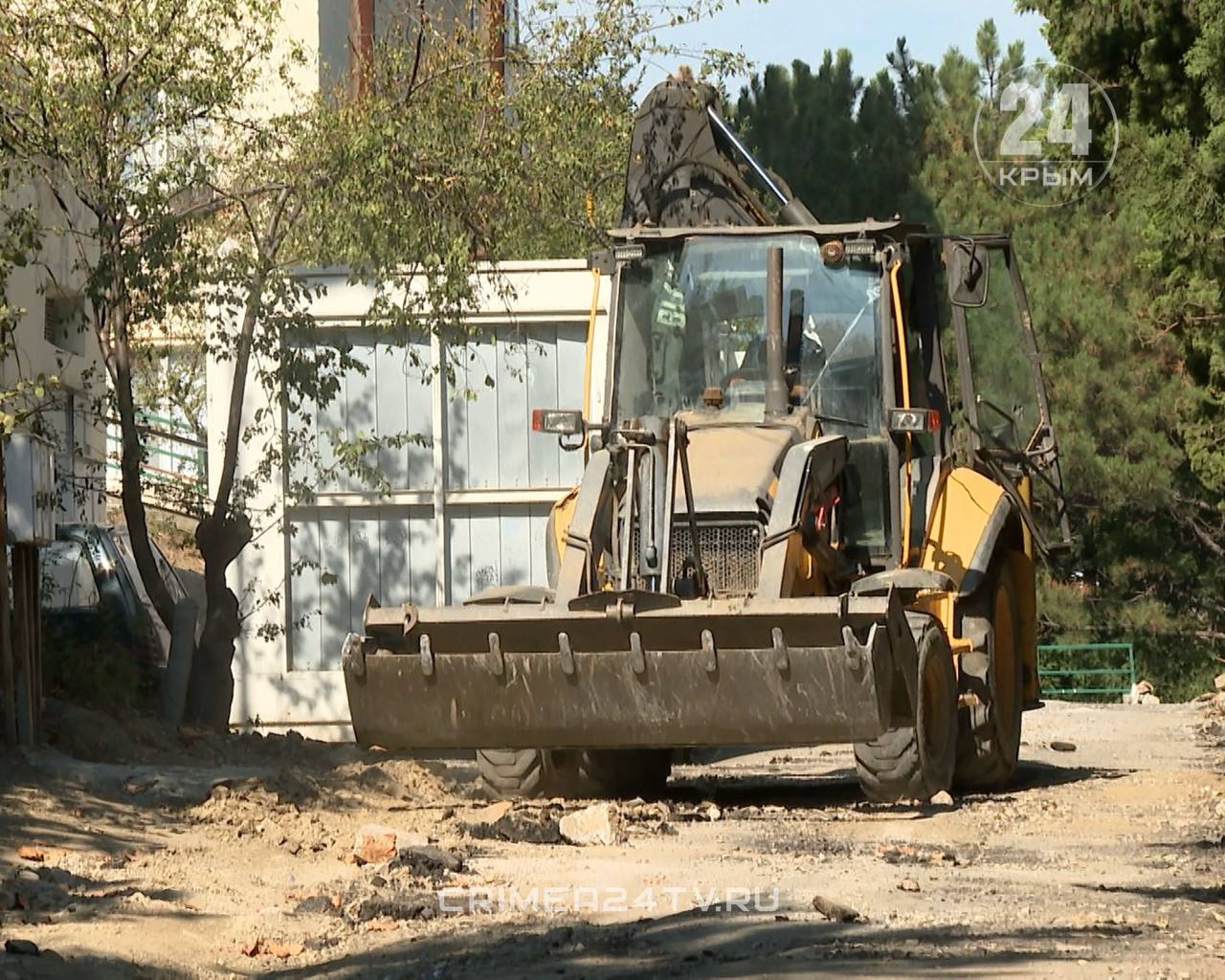 В Алуште стартовал второй этап ремонта внутриквартальных проездов  С начала года в городе восстановили 17 дорог между многоквартирными домами. На это из муниципального бюджета потратили 27 млн рублей. Теперь работы ведут на улице Юбилейной, жители которой давно ждали обновления асфальта в дворах.  «Выбрали на второй этап, по-моему, самые проблемные улицы, где предстоит много работы. И это не только само восстановление дорожного полотна: нужно выполнить отвод воды и тротуарное покрытие. То есть будет сделано так, чтобы к этому вопросу больше не возвращаться», — заявила глава администрации Галина Огнёва.  В списках — ещё 24 территории. Из республиканской казны на эти цели выделили 39 млн рублей. Завершить работы планируют до конца года.      Поддержать канал