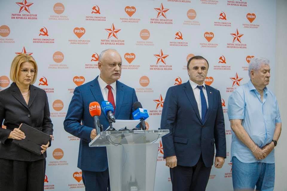 ПСРМ, ПКРМ, «Inima Moldovei» и «Viitorul Moldovei» создают оппозиционный блок, для участия в парламентских выборах 28 сентября. Об этом сегодня сообщили лидеры партий Игорь Додон, Ирина Влах, Владимир Воронин и Василий Тарлев Сегодня мы хотим сделать важное заявление. 22 июля сбывается желание, которое на протяжении последних лет разделяли многие — объединение всех политических сил, которые хотят справедливости для нашего молдавского народа с целью найти наилучший путь участия в осенних парламентских выборах. Наше искреннее намерение — создать патриотический блок. — заявил Додон. Кишинев Live. Подписаться