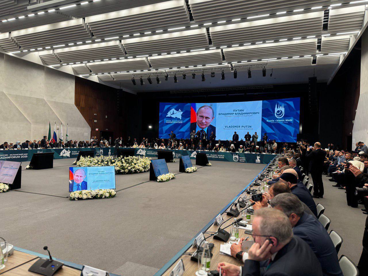 В рамках форума «Россия — Исламский мир: KazanForum» прошло заседание группы стратегического видения «Россия – Исламский мир» В нем приняли участие Глава КЧР Рашид Темрезов и председатель ДУМ КЧР Мухаммад-Хаджи Эркенов Заседание посвящено вопросам молодежной политики — теме, которая сегодня особенно актуальна. В центре внимания — духовно-нравственное воспитание молодежи, поддержка молодежных инициатив, обмен опытом и создание условий для самореализации молодых людей в социально-экономической, научной и культурной сферах. «Президент России Владимир Путин неоднократно называл молодежную политику стратегически важной темой. В Карачаево-Черкесии направление молодежной политики также относится к числу приоритетных. Наша задача: привить традиционные, духовные, нравственные ценности нашей молодежи, создать прочную базу в виде качественного образования, предоставить им выбор и возможность реализации потенциала во всех сферах жизни», – отметил Глава КЧР Рашид Темрезов.