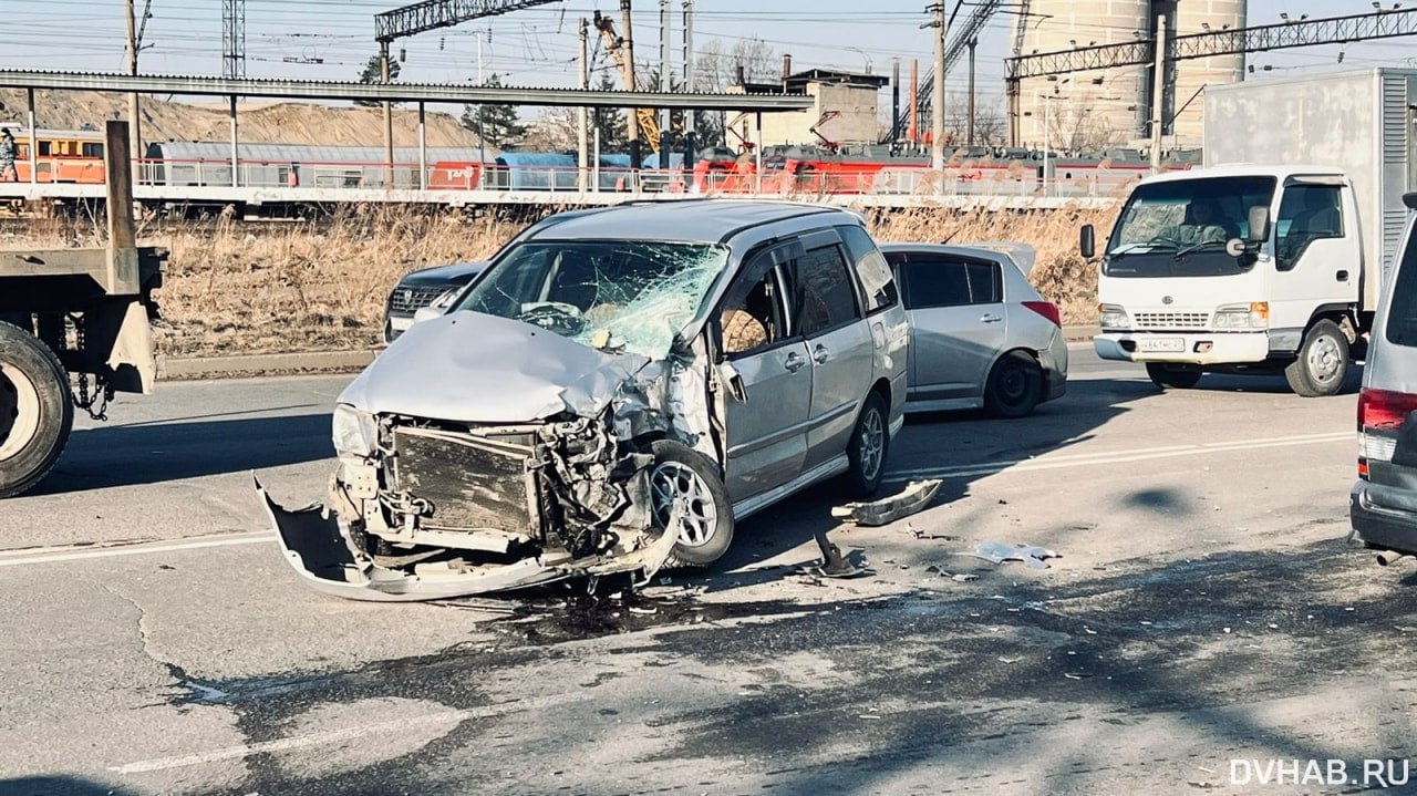 От автобуса до эвакуатора: два ДТП подряд собрала Mazda MPV   Сперва автомобиль врезался в автобус маршрута № 81 на Шелеста, а потом транспортное средство слетело с эвакуатора и столкнулось с Kia Bongo уже на проспекте 60-летия Октября.    Прочитать статью полностью