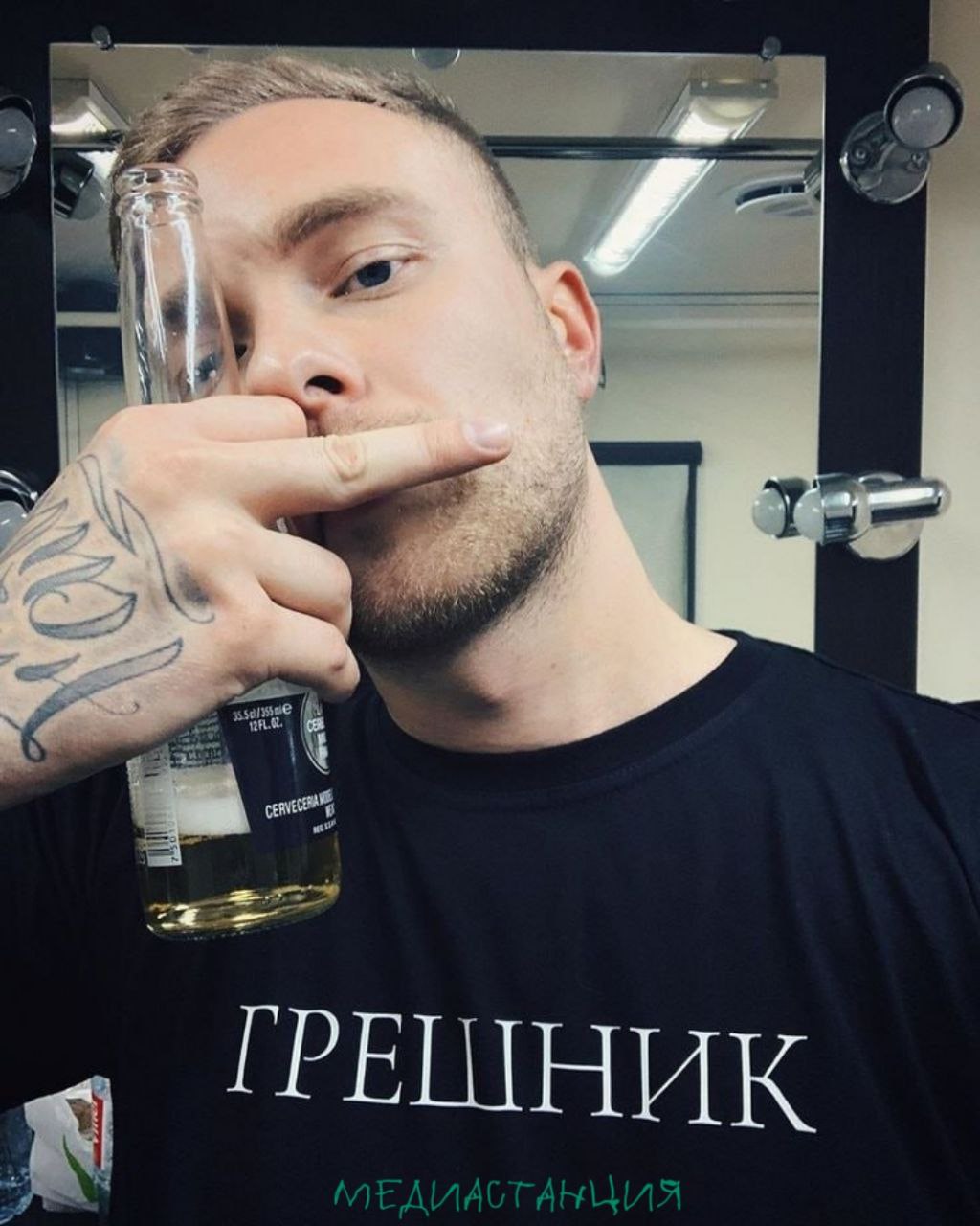 В Северной столице внезапно возбудили дело на Егора Крида за рекламу виски. Некий пожелавший остаться анонимным гражданин пожаловался в УФАС на клип певца. Специалисты установили, что виски в ролике показывают, а пометку о рекламе — нет. Вторым фигурантом дела стал музыкант Андрей Смелянский. Если вину докажут, нарушителям грозит штраф. Люди добрые, это что ж получается, в Питере — не пить?