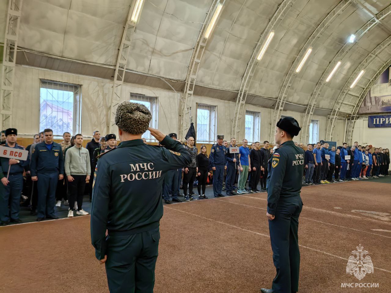 В "Прометее" было жарко  В Саратове выбрали лучших в пожарно-спасательном спорте в регионе     11 команд со всей области собрались сегодня в спортивном комплексе "Прометей" на областные соревнования по пожарно-спасательному спорту.    Мероприятие традиционно было посвящено памяти заслуженного Саратовского пожарного, героя Советского союза Александра Гнусаревa .  Для участников были подготовлены 2 вида испытаний. Они должны были подняться по штурмовой лестнице в окно 4 этажа учебной башни и по трехколенной выдвижной лестнице в окно 3 этажа. Счет шел, конечно же, на секунды.   Участие приняли как профессионалы, так и юные спортсмены, которые занимаются пожарно-спасательным спортом.   В общекомандном зачете победителем соревнований стала команда Главного управления, 2 место заняла команда 1-го пожарно-спасательного отряда, 3 место - команда Специального управления № 46.