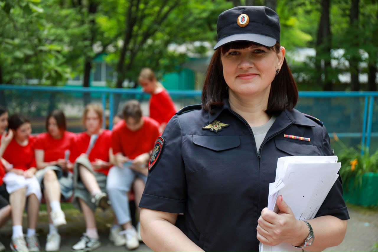 Дальневосточные транспортные полицейские организовали для детей праздничное мероприятие, приуроченное ко Дню России #ОбщественныйСовет Сотрудники УТ МВД России по ДФО совместно с представителями Общественного совета провели для ребят, отдыхающих в лагере «Мир детства» праздничное мероприятие, приуроченное к предстоящему Дню России. Встреча была направлена на патриотическое воспитание подрастающего поколения, формирование уважительного отношения к истории и традициям страны, а также укрепление взаимодействия полиции и общества. Начальник отделения организации деятельности ПДН УТ МВД России по ДФО подполковник полиции Марина Пискунова рассказала детям об истории праздника, символах России, правах и обязанностях ее граждан. Особое внимание было уделено правилам безопасности на объектах транспорта. Инспекторы по делам несовершеннолетних Хабаровского линейного управления МВД России на транспорте напомнили, как следует себя вести на вокзалах, железнодорожных путях, в аэропортах и вблизи водоемов, чтобы избежать несчастных случаев и правонарушений. Одним из самых ярких моментов стало выступление кинологов со служебными собаками — немецкими овчарками Изи и Кати. Четвероногие помощники полицейских продемонстрировали навыки поиска взрывчатых веществ и задержания условного нарушителя, вызвав у ребят бурю эмоций. Дети приняли участие в викторинах и конкурсах, посвященных Дню России, показали эрудицию и хорошие знания. Представитель Общественного совета при УТ МВД России по ДФО Ксения Попова поговорила с юными отдыхающими о том, как провести летние каникулы с пользой. Она подчеркнула, что летняя пора — прекрасная возможность не только набраться сил, но и узнать много нового и интересного. Особое внимание Ксения Евгеньевна уделила важности физической активности: утренней зарядки, спортивных игр на свежем воздухе, прогулкам с друзьями. В завершение встречи транспортные полицейские пожелали детям насыщенных, интересных и безопасных летних каникул, а также вручили тематические памятки. Дальневосточная полиция - подписаться