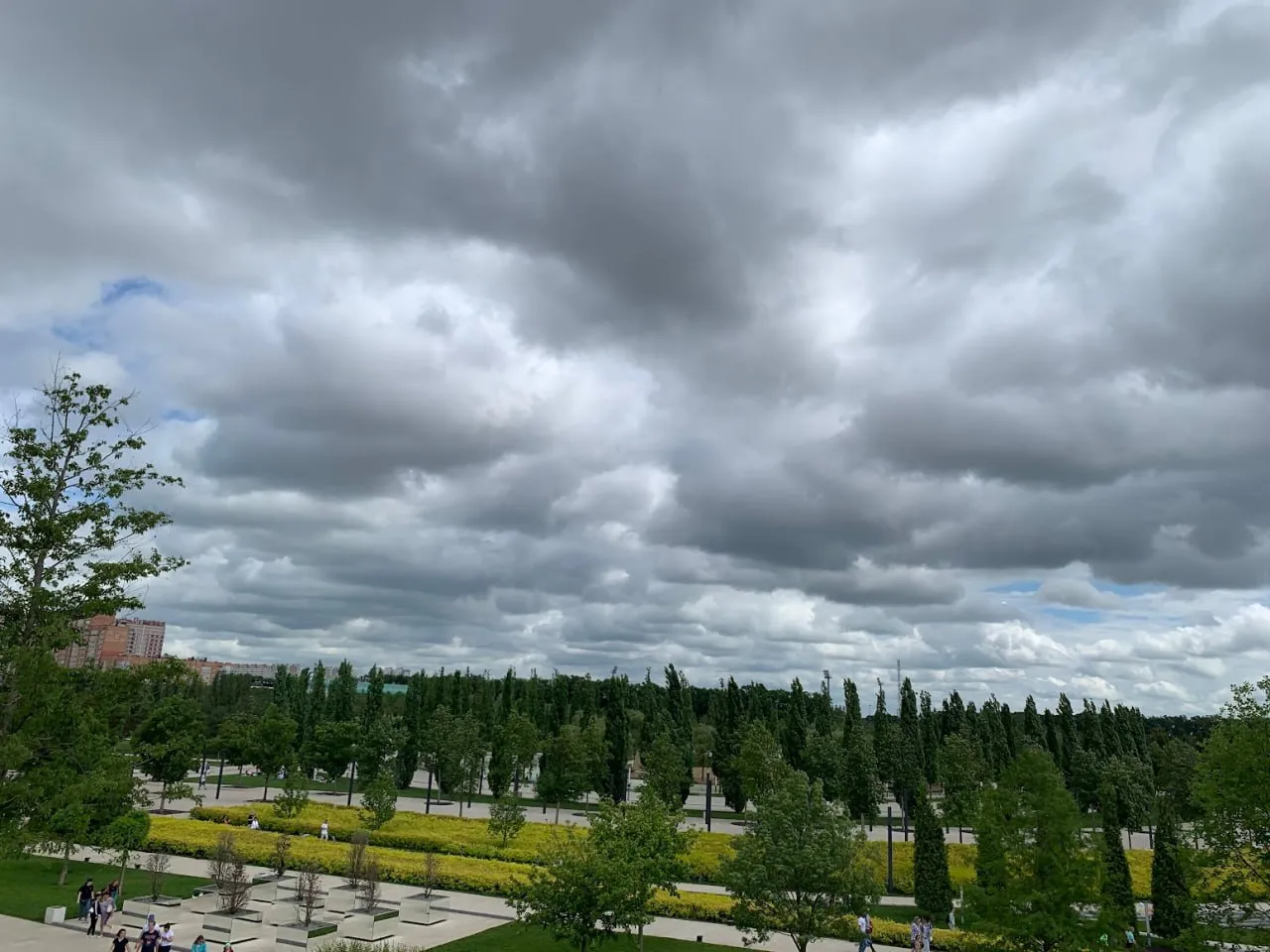 В Краснодаре из за погоды развлекательные программы в городских парках не состоятся С 1 по 3 мая мероприятия не проводятся Пожалуйста учтите это при планировании досуга Проведите время с семьёй в учреждениях культуры Посетите кинотеатры хорошие фильмы помогут создать отличное настроение в пасмурный день kub news ru