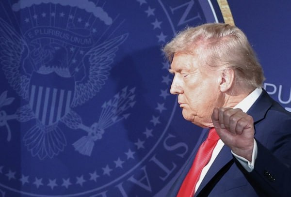 Дональд Трамп ужесточил требования к рекламе лекарственных препаратов в США Это необходимо для предотвращения злоупотреблений со стороны производителей и фармацевтических сетей в отношении пациентов которых могут вводить в заблуждение относительно рисков для здоровья Меморандум завизированный главой Белого дома опубликован на официальном сайте администрации президента В документе американский лидер поручил Минздраву и социальным службам принять соответствующие нормативные акты которые гарантировали бы предоставление полной информации обо всех побочных эффектах и рисках лекарственных препаратов Слишком долго вводящая в заблуждение реклама негативно влияла на отношения между врачом и пациентом и подталкивала к дорогостоящему и ненадлежащему лечению Меры будут направлены против интернет аптек и инфлюенсеров продвигающих лекарства за деньги заявил глава управления по контролю качества пищевых продуктов и лекарственных средств Марти Макари Подпишись на Говорит Москва