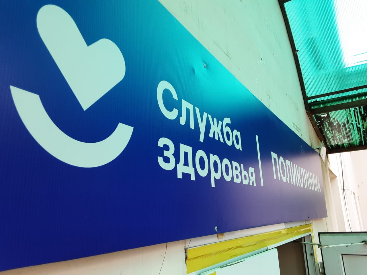  Врачи спасли маленького мальчика, своевременно выявив у него диабет Когда мальчику стало плохо, он гостил у родственников в Благодарненском округе. Сначала малыш несколько дней был вялым и апатичным, на четвертый день поднялась температура, на пятый появилось шумное дыхание. Взрослые обратились в районную больницу, где педиатр, хирург и реаниматолог диагностировали сахарный диабет первого типа. К этому моменту ребенок уже находился в тяжелом состоянии. Без срочной помощи могла наступить кома и смерть, пояснили в Минздраве региона. Пациента немедленно поместили в реанимацию, где медики три дня боролись за его жизнь. Терапию проводили, консультируясь с коллегой из Ставрополя — детским эндокринологом из детской клинической больницы им. Г. К. Филиппского. Как только состояние стабилизировалось, ребенка трасспортировали в ставропольскую больницу им. Г. К. Филиппского для дальнейшего лечения. «Сахарный диабет заболевание, которое требует особого внимания от родителей. Его симптомы часто бывают скрытыми, поэтому важно регулярно следить за здоровьем ребенка, особенно если есть наследственная предрасположенность», — пояснил министр здравоохранения края Юрий Литвинов.