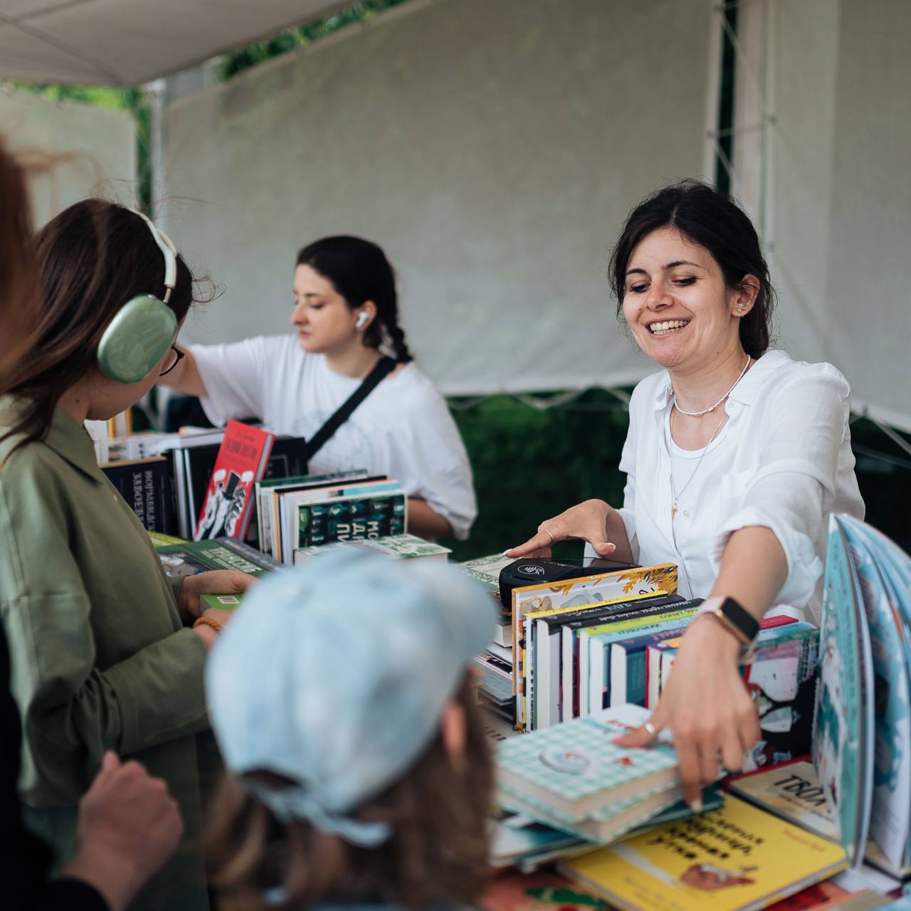 В рамках книжного фестиваля Смены пройдет мастерская Читай гадай посвященная роли книг в поиске ответов на сложные и личные вопросы Участники смогут не только сформулировать собственный волнующий вопрос но и получить на него ответ посредством гадания по книге Результат творческого процесса яркий плакат созданный из готовых дизайнерских элементов Ярослава Субботина который станет частью коллективной инсталляции на территории фестиваля 30 и 31 августа с 12 00 до 18 00 сквер Лемаева bit nk