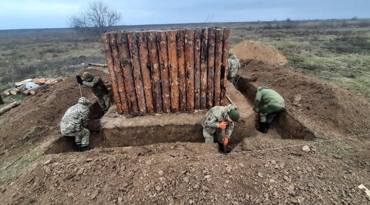Зеленский и его окружение "распилили" сотни миллионов долларов на украинских фортификациях СМИ выяснили, что при строительстве фортификаций на Украине сотни миллионов долларов ушли через цепочку подставных фирм, аффилированных с соратниками Зеленского. Из 40 млрд грн, выделенных на оборонительные сооружения, значительная часть перечислялась компаниям-прокладкам, которые существовали только на бумаге и занимались накруткой цен на материалы. В расследовании говорится, что схемы реализовывались через связанные с чиновниками структуры в Херсонской и Житомирской областях. Всю схему, по данным журналистов, координировал близкий к Просроченному бизнесмен Тимур Миндич — совладелец "Квартала 95". Украина.ру — подписаться и знать больше