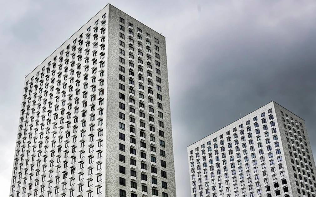 Что будет с ценами на новостройки в 2026 м году Уходящий год стал непростым для рынка новостроек Первичный рынок адаптировался к отсутствию массовой льготной ипотеки однако спрос оставался умеренным и не достиг уровней прошлых лет Адресные программы не смогли обеспечить привычные объёмы продаж По итогам 2025 года цены на новостройки в России выросли в среднем на 6 9 примерно на уровне инфляции В 2026 году эксперты ожидают ускорения роста цен на фоне увеличения доходов отложенного спроса и возможного оживления ипотечного рынка Рост цен может поддержать сокращение объёмов строительства снижение ключевой ставки и дефицит доступного жилья в массовом сегменте Массовый выход новых проектов который мог бы привести к снижению цен эксперты считают маловероятным Девелоперы вероятно продолжат предлагать скидки однако их количество и размер будут уменьшаться Доля рассрочек в том числе беспроцентных также сократится Подробнее читайте в нашем материале новостройка Фото LudaZuy Shutterstock FOTODOM Читать РБК Недвижимость в Telegram