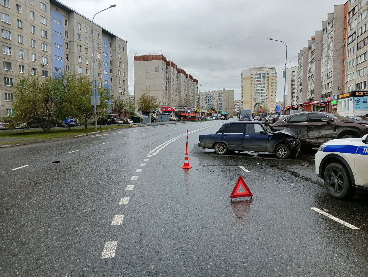 17-летний водитель-«бесправник» устроил ДТП. Авария произошла на улице Моторостроителей 29 апреля. Управляя «ВАЗ-2107», он столкнулся с автомобилем «Лексус».  По предварительным данным, подросток купил автомобиль на накопленные деньги. Родители об этом не знали.  Машину отправили на штрафстоянку.    Выиграй iPhone 16