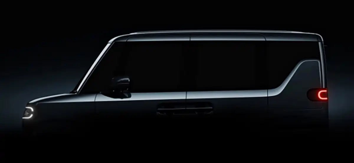 BYD распространил тизер первого в своей истории кей кара Мировая премьера новинки состоится в рамках Токийского автосалона который начнется 30 октября Очевидно этот автомобиль предназначен для японского рынка Ранее в Сети появлялись фотографии на которых видно что машина имеет правое расположение руля и типичный для моделей такого формата квадратный кузов Известно что кей кар получит батарею BYD Blade емкостью 20 кВт ч позволяющую проезжать порядка 180 км на одной зарядке по методике WLTC byd