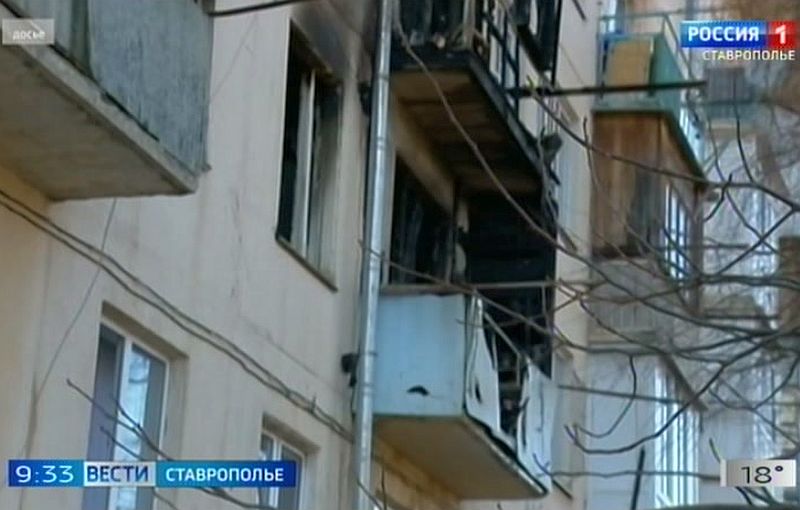В Кисловодске отремонтируют пятиэтажку, пострадавшую в марте от пожара В Кисловодске после пожара в квартире на Седлогорской улице отремонтируют весь дом. Как сообщил глава краевого фонда капремонта Павел Корниенко, точечный ремонт был бы лишь отсрочкой проблем. Теперь рабочим предстоит обновить фасад, заменить коммунальные и инженерные сети по всему дому. Напомним, пожар, произошёл в марте этого года. Он унёс жизнь пожилой женщины, ещё шесть человек пострадали. Квартира, где вспыхнуло пламя, практически сгорела дотла. Быстро и стремительно огонь добрался и до лестничного пролёта. Когда приступят к работам не сообщается. Стоимость ремонта составляет 27 с половиной миллионов рублей.