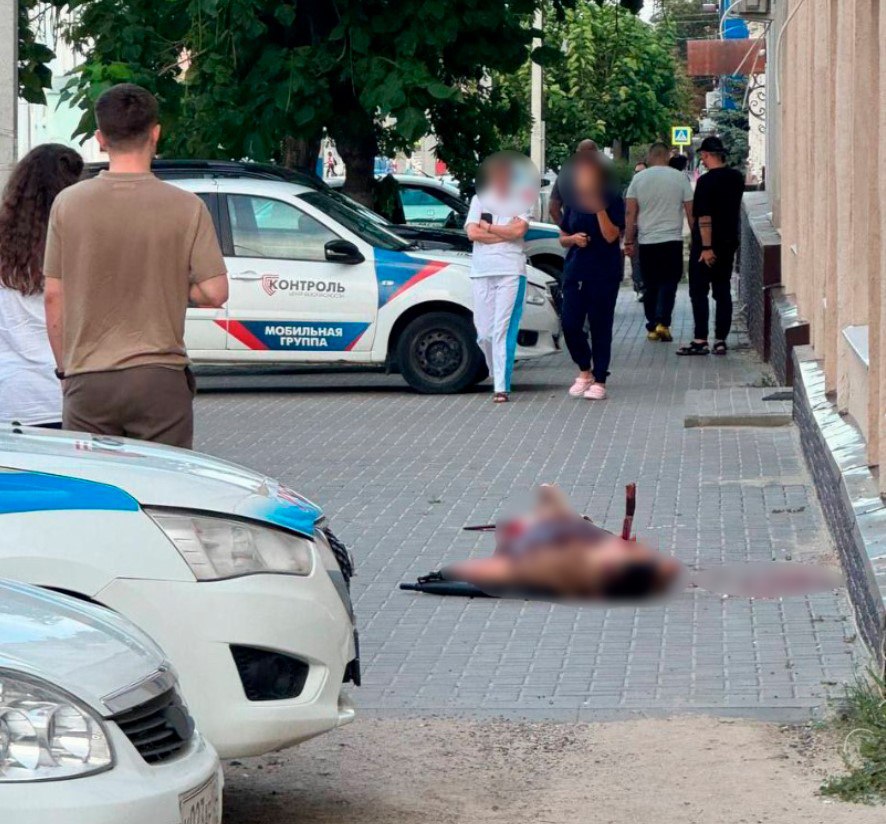 Федерального судью жестоко убили в Камышине По данным SHOT, неизвестный расстрелял Василия Ветлугина из огнестрельного оружия, отрезал ему половой орган и воткнул нож в глаз. Изуродованное тело судьи было найдено на улице Советской. Убийство могло быть совершено на почве ревности, утверждает ряд СМИ. Предварительно, изувер сам сдался полиции. Подпишитесь на «Абзац» Добавьте «Абзац» в ленту «Дзена»