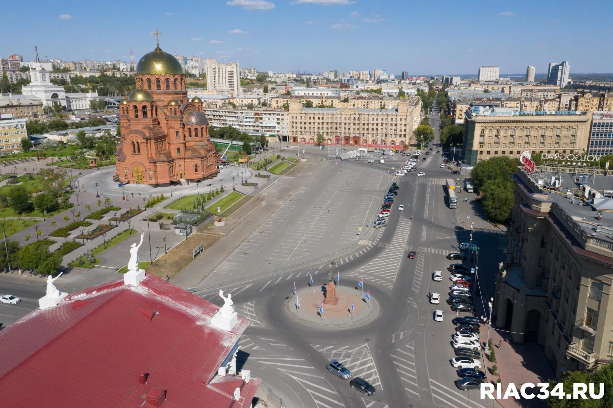 Площадь Павших борцов в Волгограде реконструирует МБУ Северное Предприятие победило в открытом конкурсе Подрядчику предстоит демонтировать подпорные стены и лестничные марши ведущие к собору Александра Невского Заменить асфальтовое покрытие площади на гранитную плитку прочность которой будет рассчитана на проезд тяжёлой техники Вблизи НЭТа будет оборудована наземная автопарковка выполнены масштабные работы по озеленению пространства а памятник Александру Невскому перенесут с площади в сквер у собора РИАЦ в МАХ