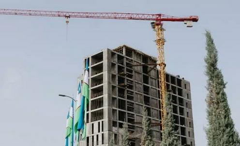 Минстрой Узбекистана прокомментировал слова предпринимателя о коррупции в строительной сфере В ведомстве подчеркнули что получение разрешительных документов осуществляется в электронном виде через портал my gov uz и Центры госуслуг что исключает человеческий фактор и возможность дополнительных выплат Заявление опубликовано в Telegram канале министерства Реакция последовала после выступления предпринимателя Усмонжона Абдусаматова 29 августа где он заявил что чиновники требуют доплаты за разрешения на строительство до 200 тысяч в Ташкенте и до 100 тысяч в области В Минстрое отметили что все услуги и платежи предоставляются строго в установленном порядке а взимание дополнительных средств не допускается Подробнее на нашем сайте fergananews