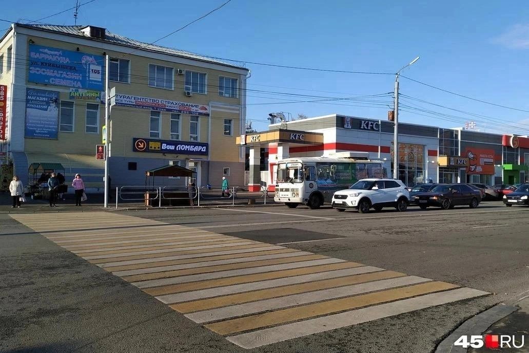 Улицу Пролетарская в Кургане закроют для движения С 1 августа от Куйбышева до Некрасовского путепровода начнутся плановые ремонтные работы. — Из-за изношенности самотечного коллектора на улице Пролетарской и устранения аварий время от времени асфальт на улице приходилось вскрывать. В предыдущие годы «Водный Союз» перекладывал коллектор на участках от Гоголя до Маркса, от Советской до Куйбышева. На сегодня завершена перекладка коллектора на участке от Советской до Горького и приступили к работам на участке от дома № 37 до дома № 57, — сообщил глава города Антон Науменко. Ремонтировать дорогу будут параллельно с работами «Водного Союза». Сначала приступят к участкам, где коллектор уже восстановлен.