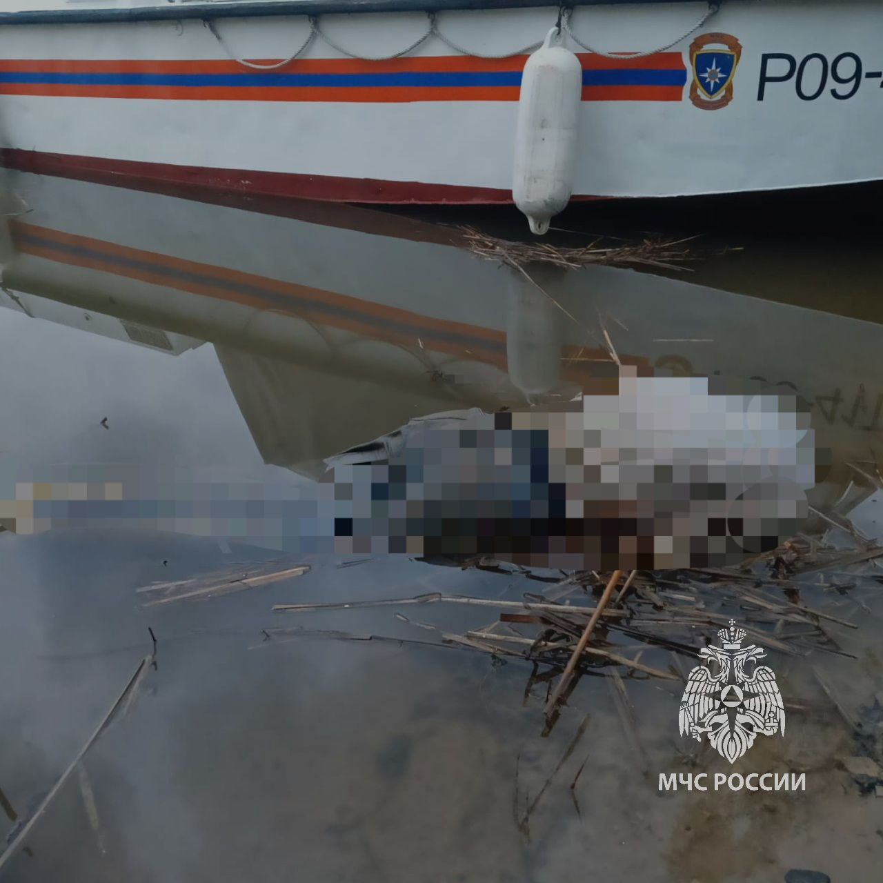 Неподалеку от «Ак Барс Арены» мужчина упал в холодную воду Казанки и утонул В Казани недалеко от «Ак Барс Арены» рыбак увидел в воде тело человека. Он позвонил в экстренные службы, на место приехали спасатели ЗПСО №2. Как сообщили «Татар-информу» в пресс-службе ГУ МЧС России по РТ, в десяти метрах от берега спасатели обнаружили тело мужчины. Погибший был в верхней одежде и обуви. По одной из версий, он упал с берега в холодную воду и не смог выбраться. Подпишитесь: