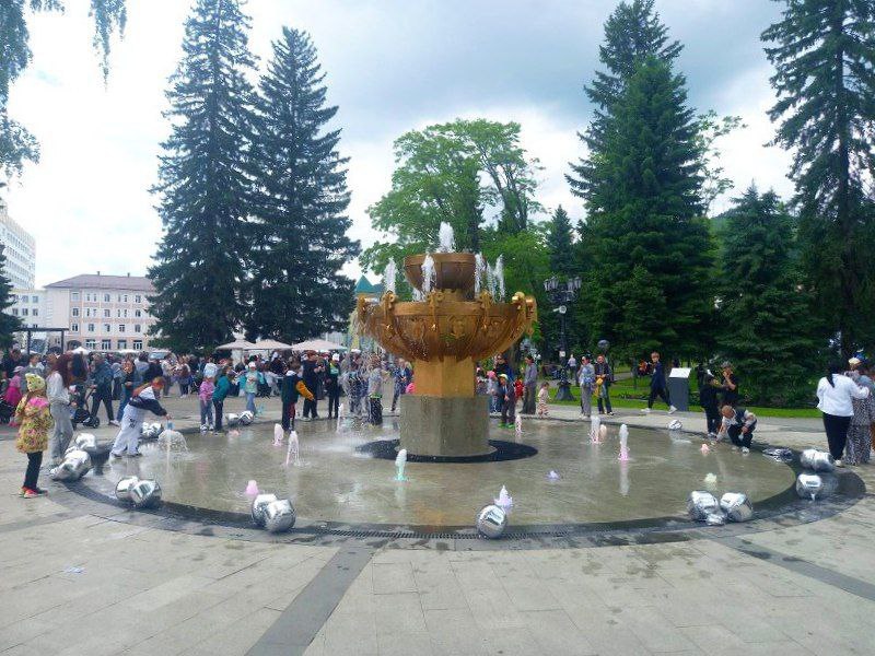 Сегодня в Горно-Алтайске заработал фонтан на центральной площади и ручеек в Сквере камней. Правда, пока в тестовом режиме. Таким образом город решил порадовать своих маленьких жителей 1 июня, сообщила мэр Ольга Сафронова.